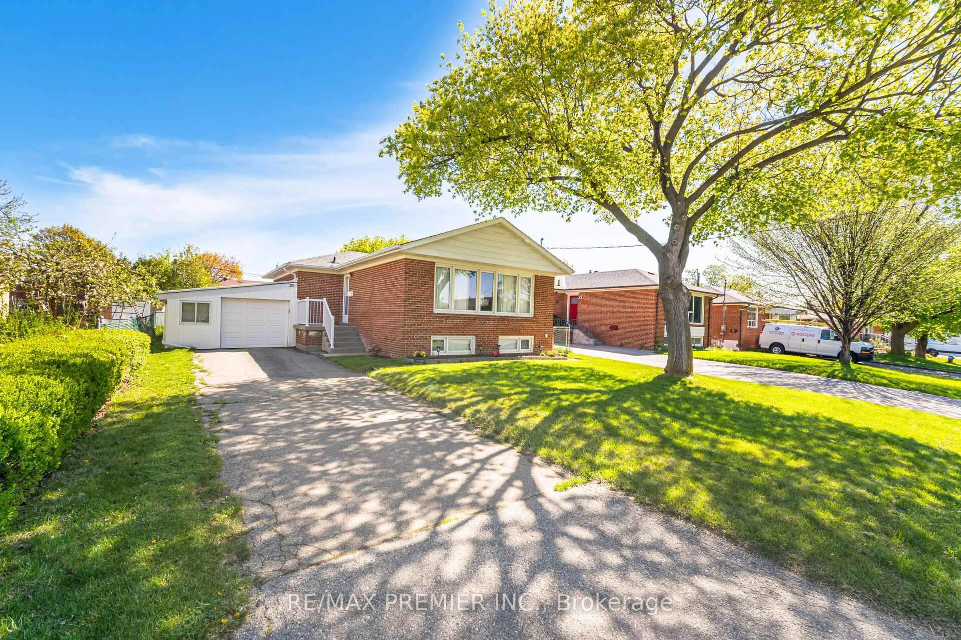 Home with brick exterior material, street for 32 Edgemont Dr, Brampton Ontario L6V 1L1