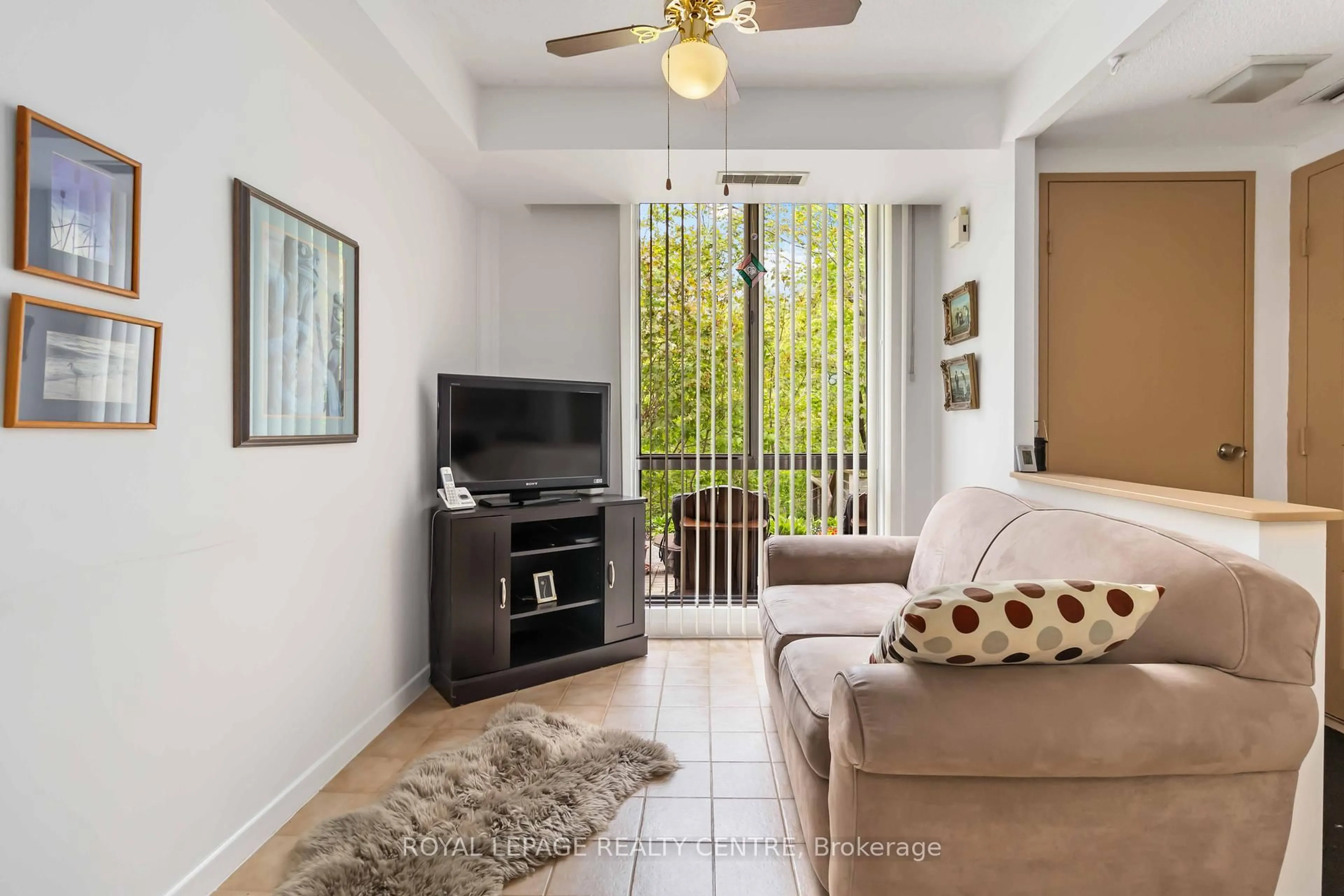 Living room with furniture, unknown for 1330 Mississauga Valley Blvd #1, Mississauga Ontario L5A 3T1