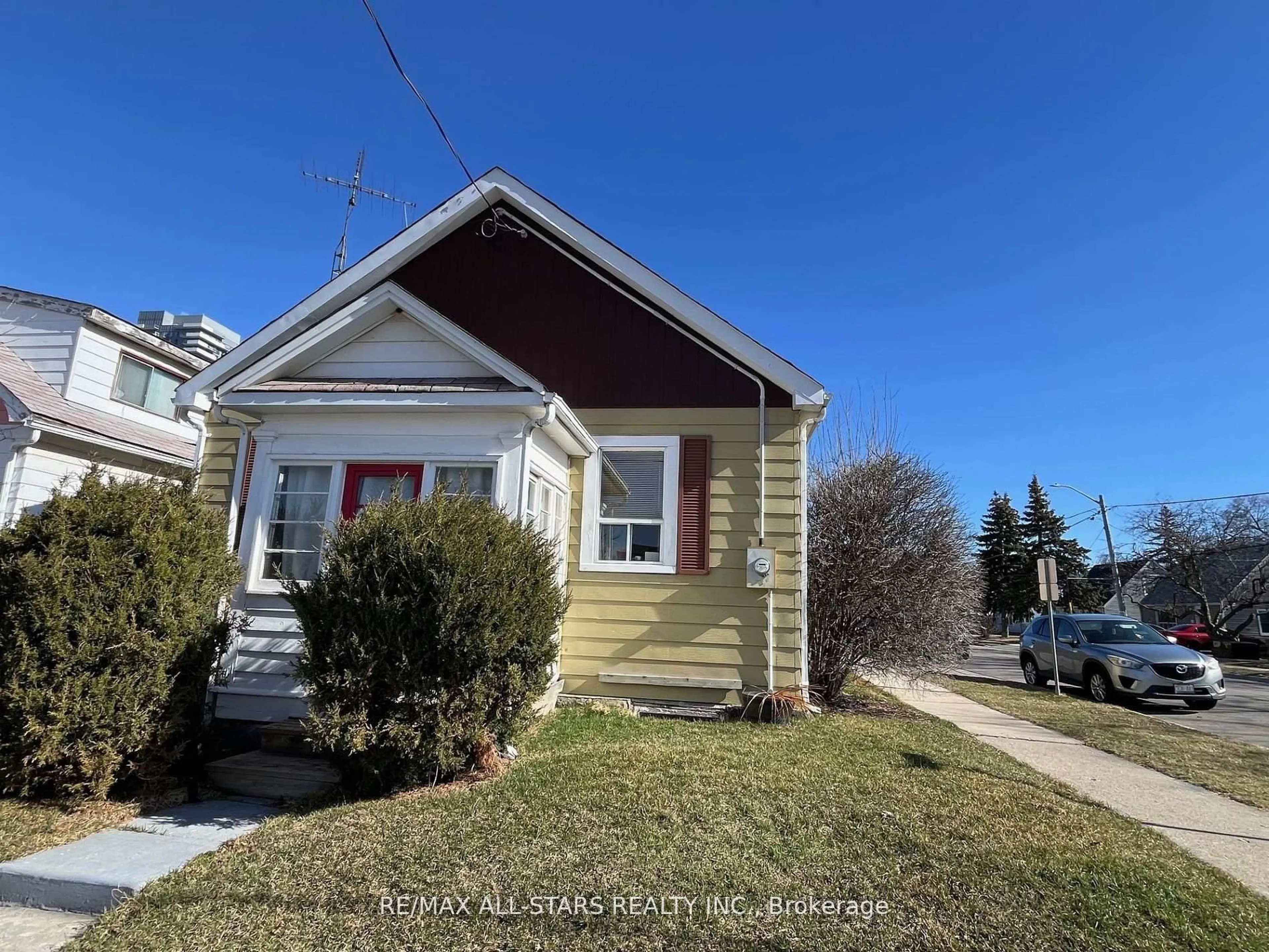 A pic from outside/outdoor area/front of a property/back of a property/a pic from drone, street for 36 Trueman St, Brampton Ontario L6W 3B3