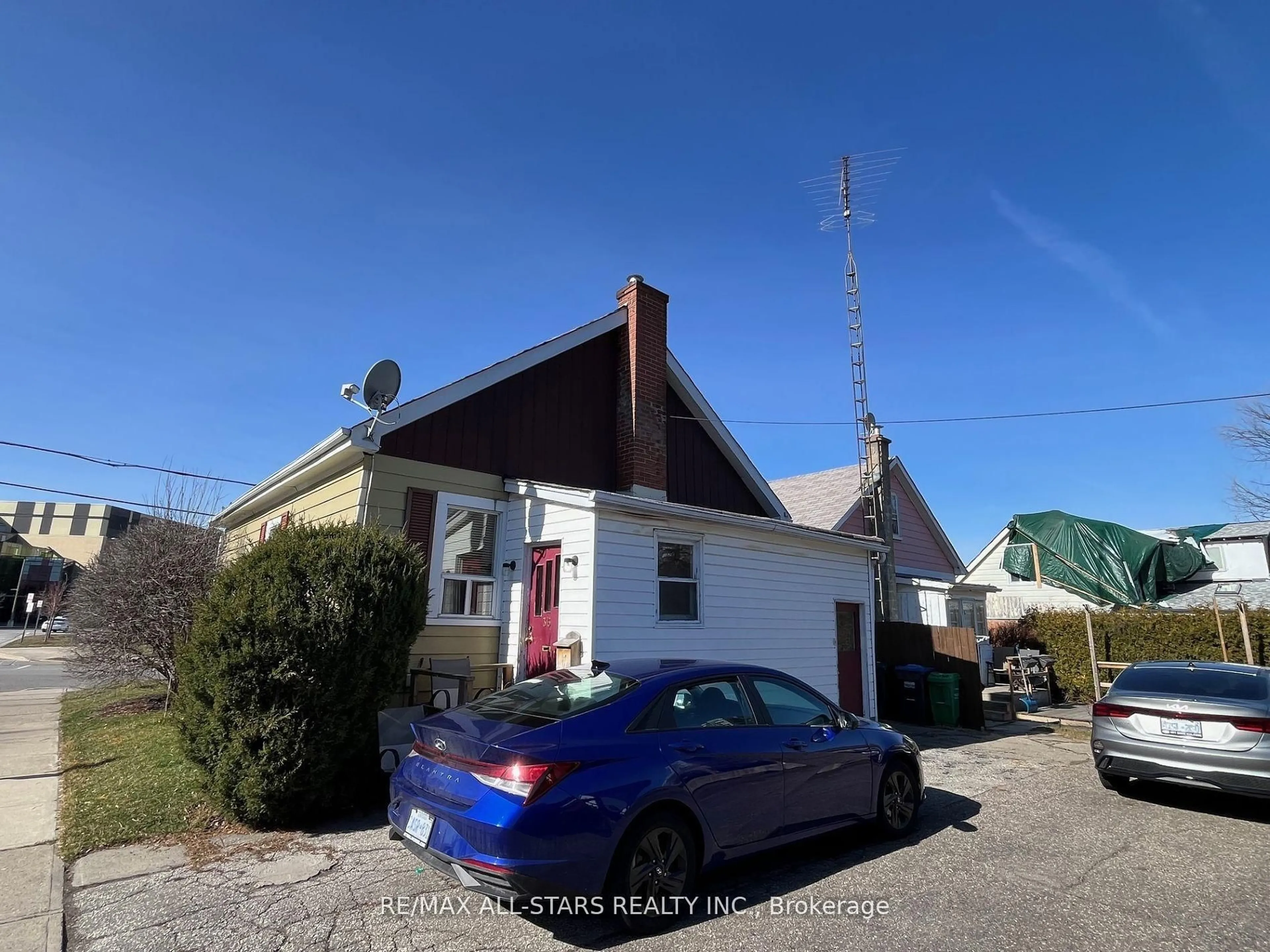 A pic from outside/outdoor area/front of a property/back of a property/a pic from drone, street for 36 Trueman St, Brampton Ontario L6W 3B3