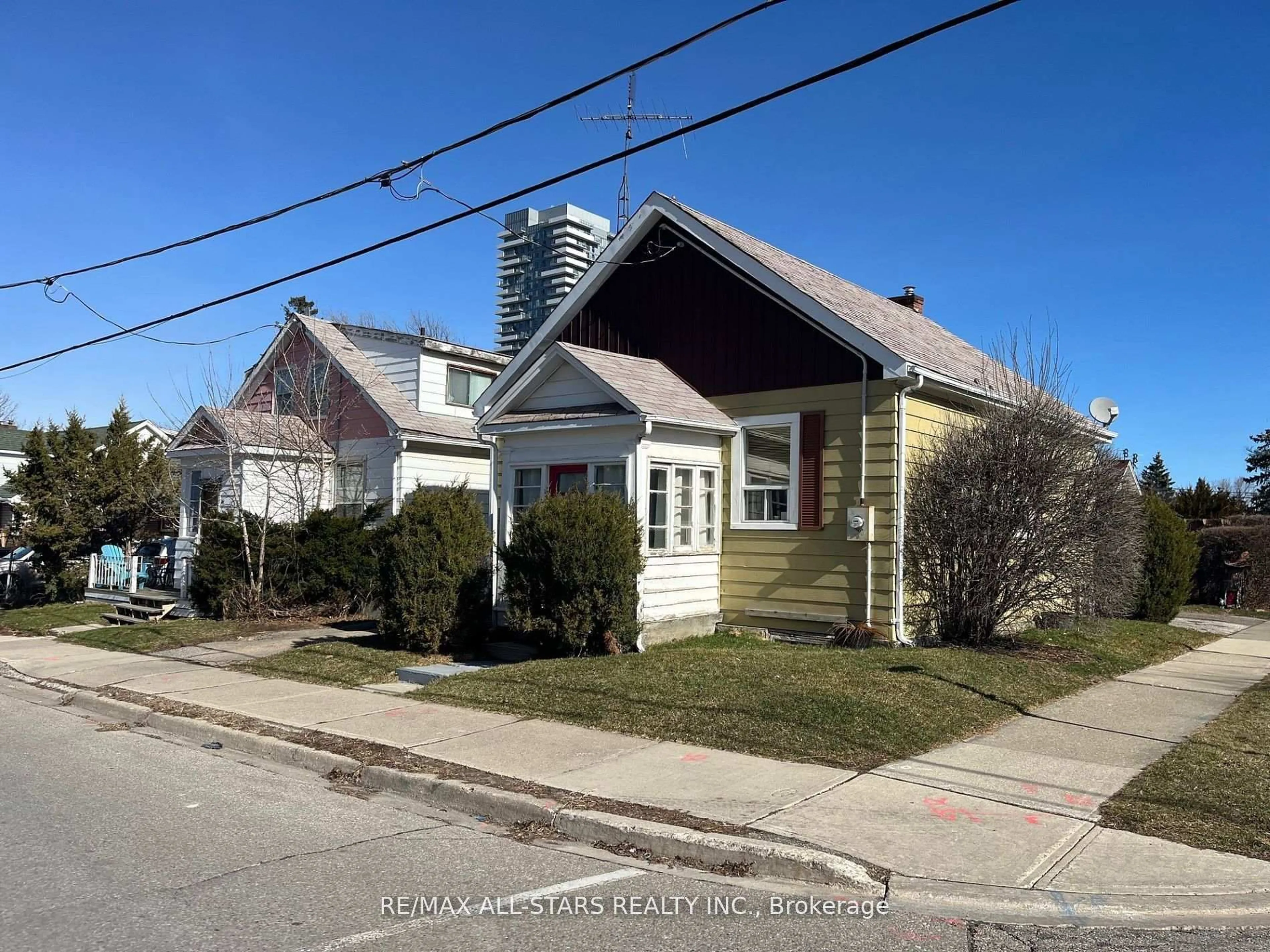 A pic from outside/outdoor area/front of a property/back of a property/a pic from drone, street for 36 Trueman St, Brampton Ontario L6W 3B3