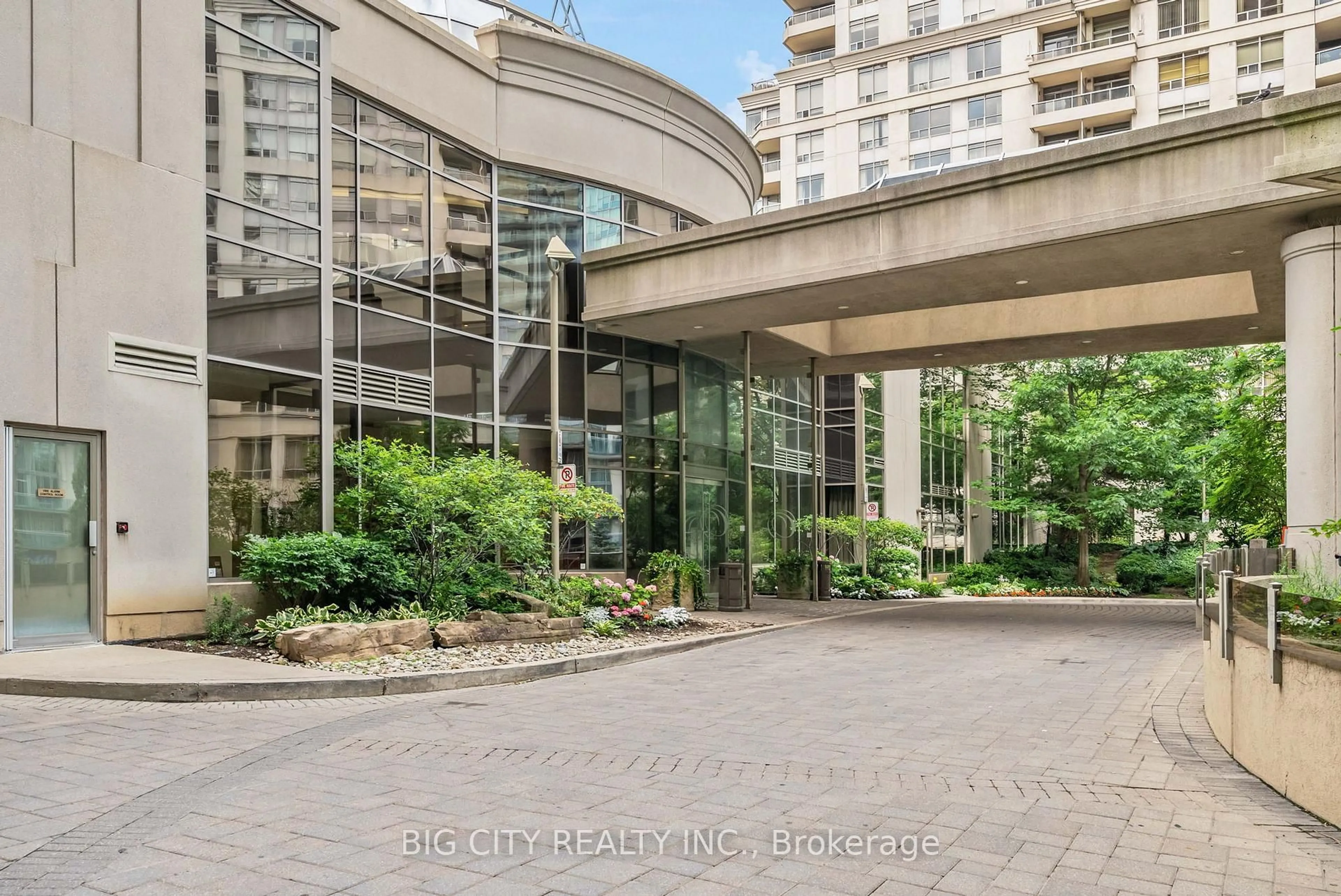 Indoor foyer for 3880 Duke Of York Blvd #1113, Mississauga Ontario L5B 4M7