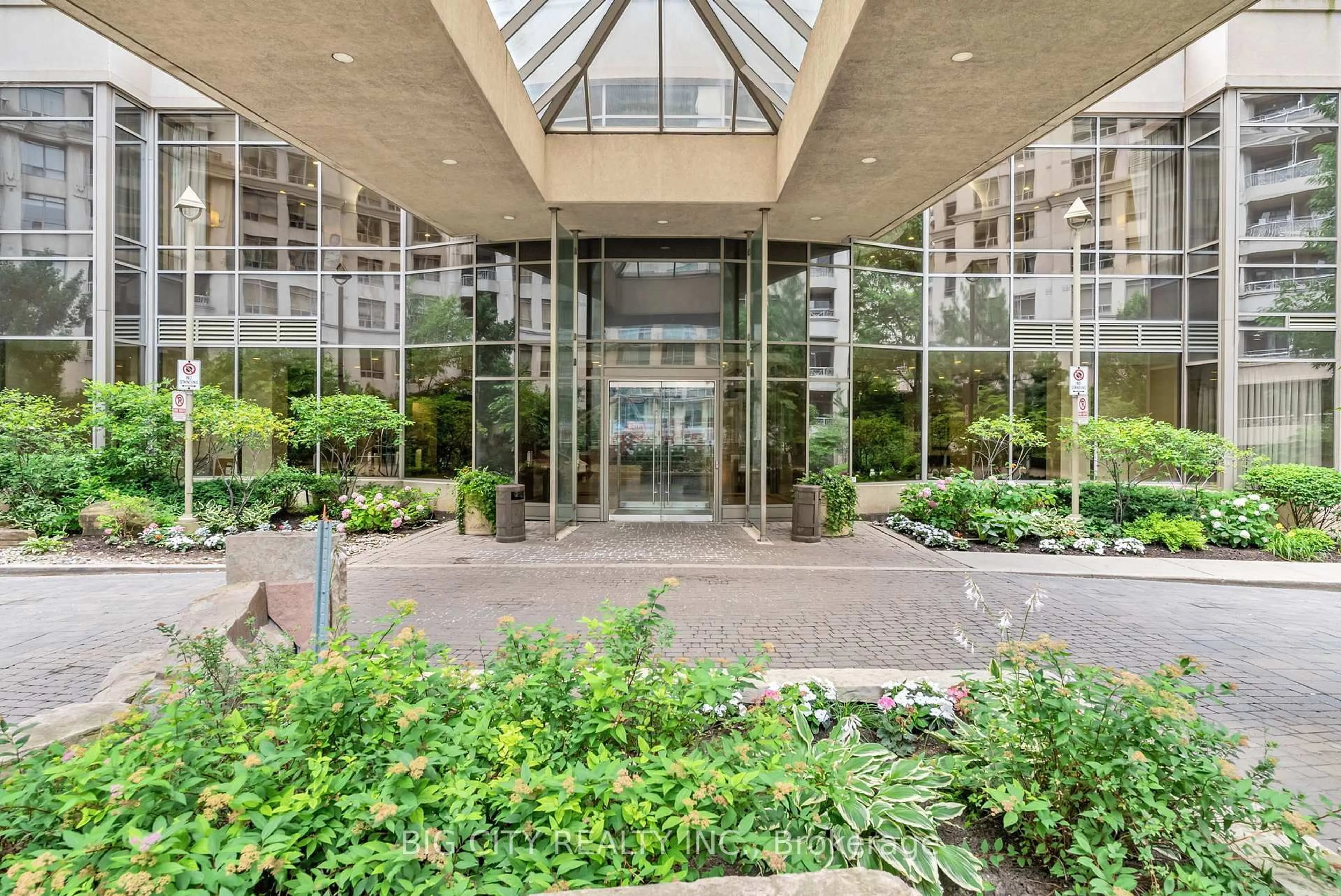 Indoor foyer for 3880 Duke Of York Blvd #1113, Mississauga Ontario L5B 4M7