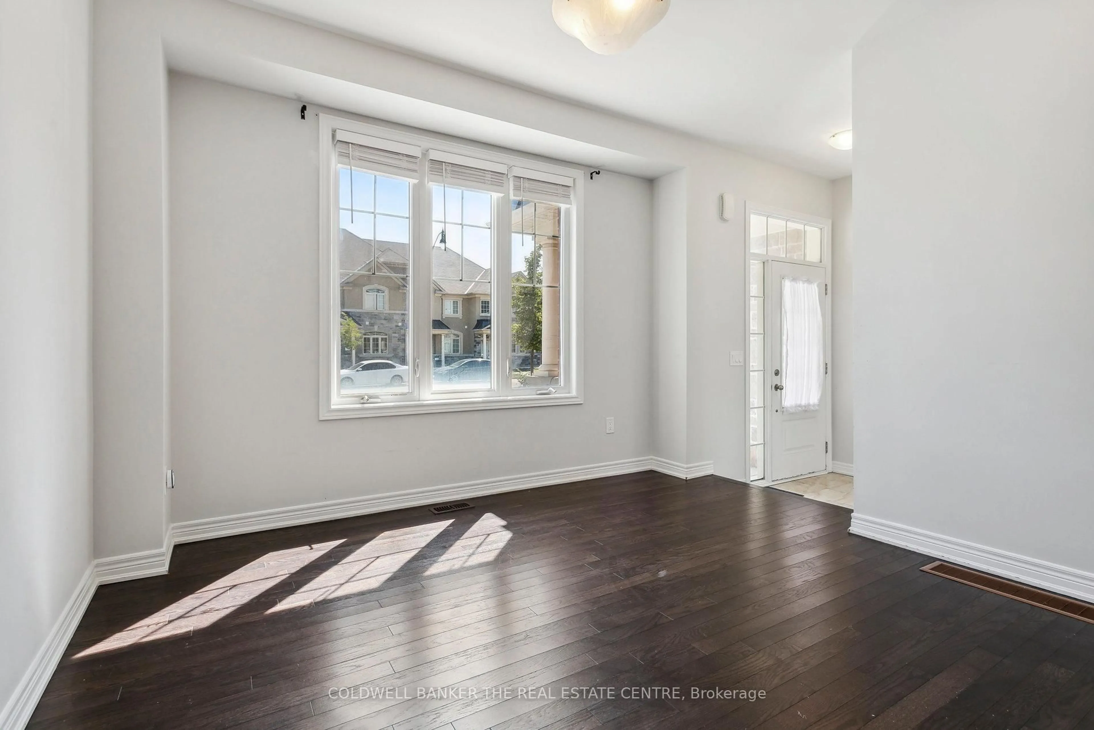 Indoor entryway for 266 Inspire Blvd, Brampton Ontario L6R 3Z3