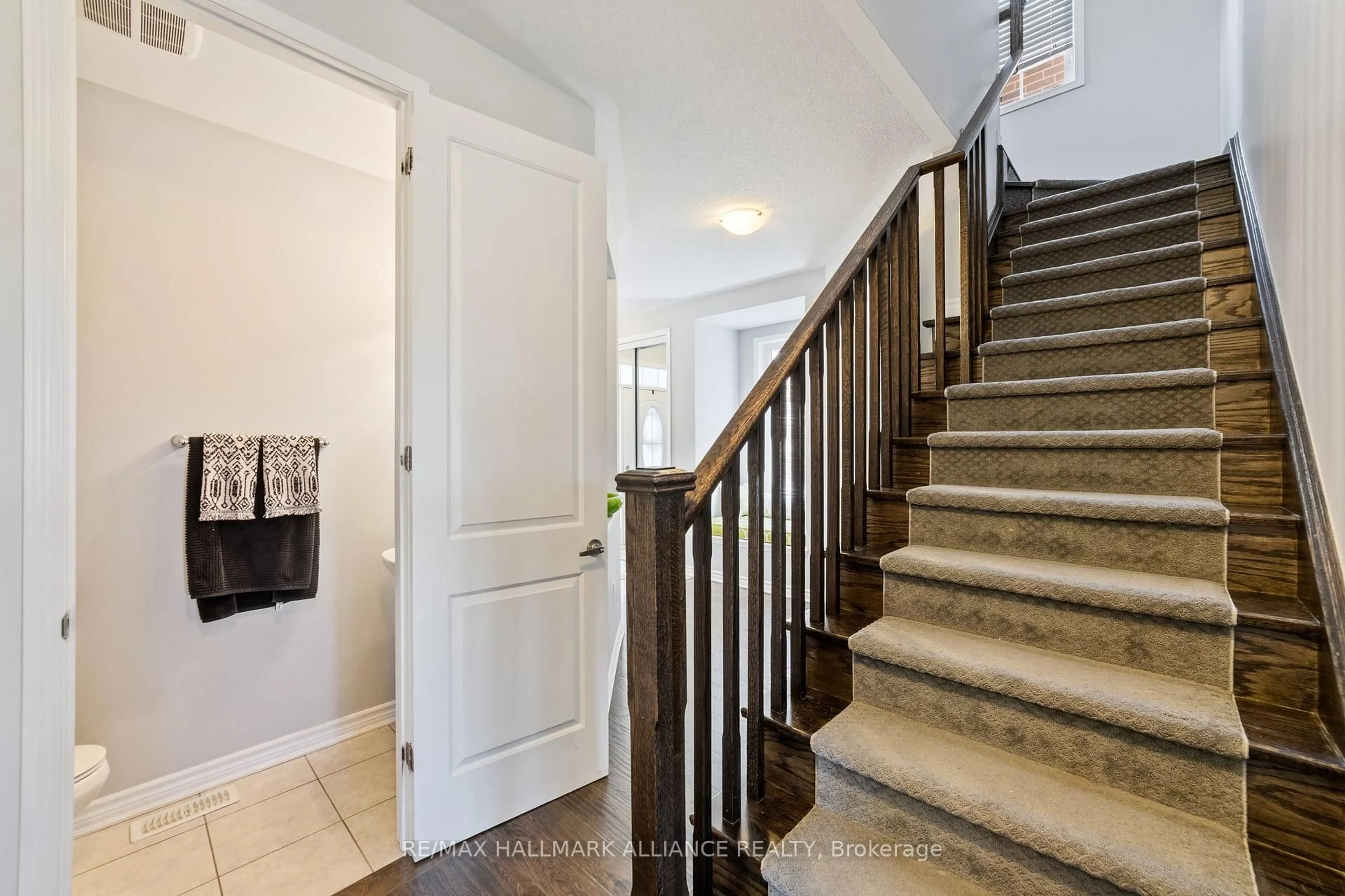 Indoor entryway for 569 Langholm St, Milton Ontario L9T 9A1