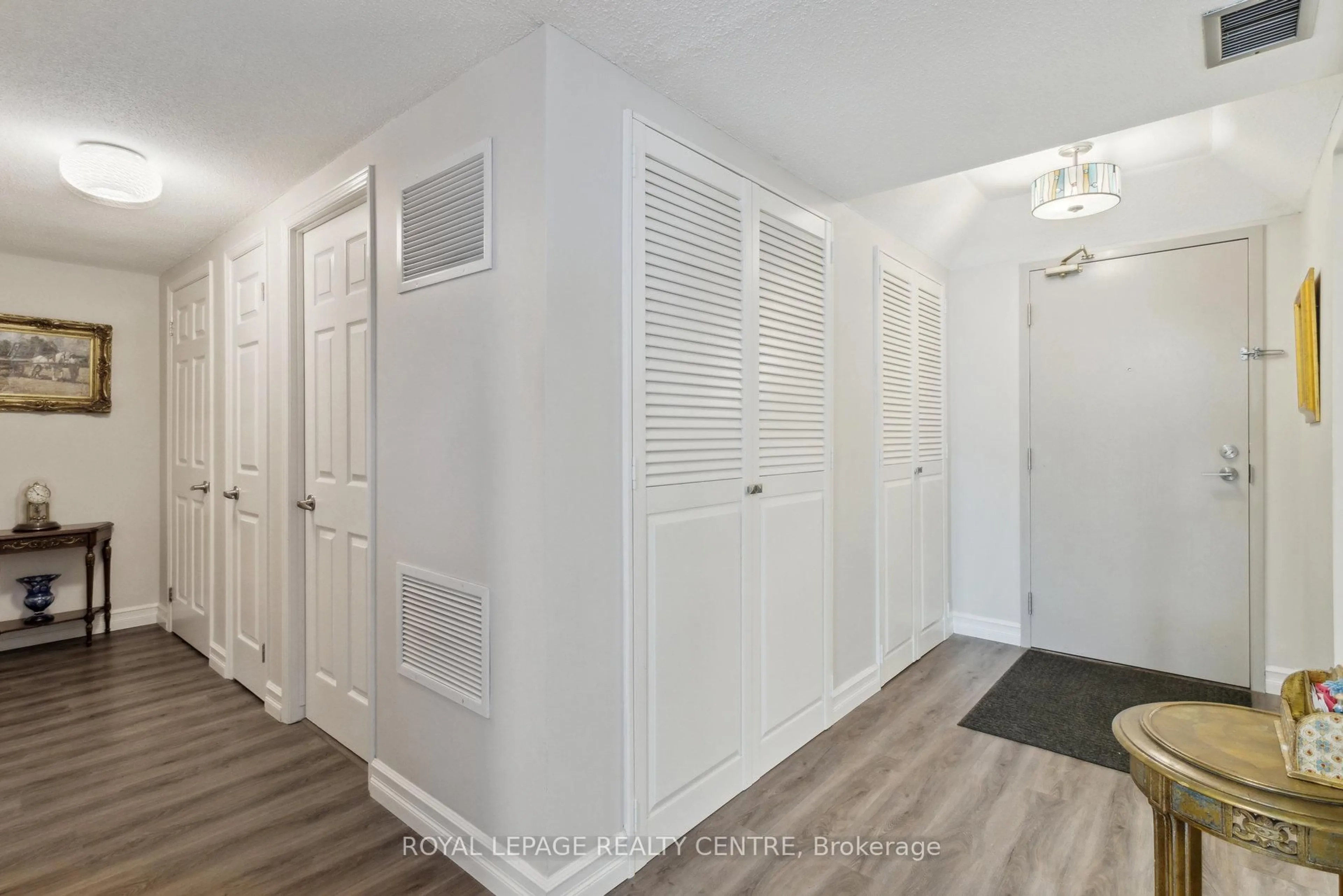 Indoor entryway for 102 Bronte Rd #416, Oakville Ontario L6L 6J5