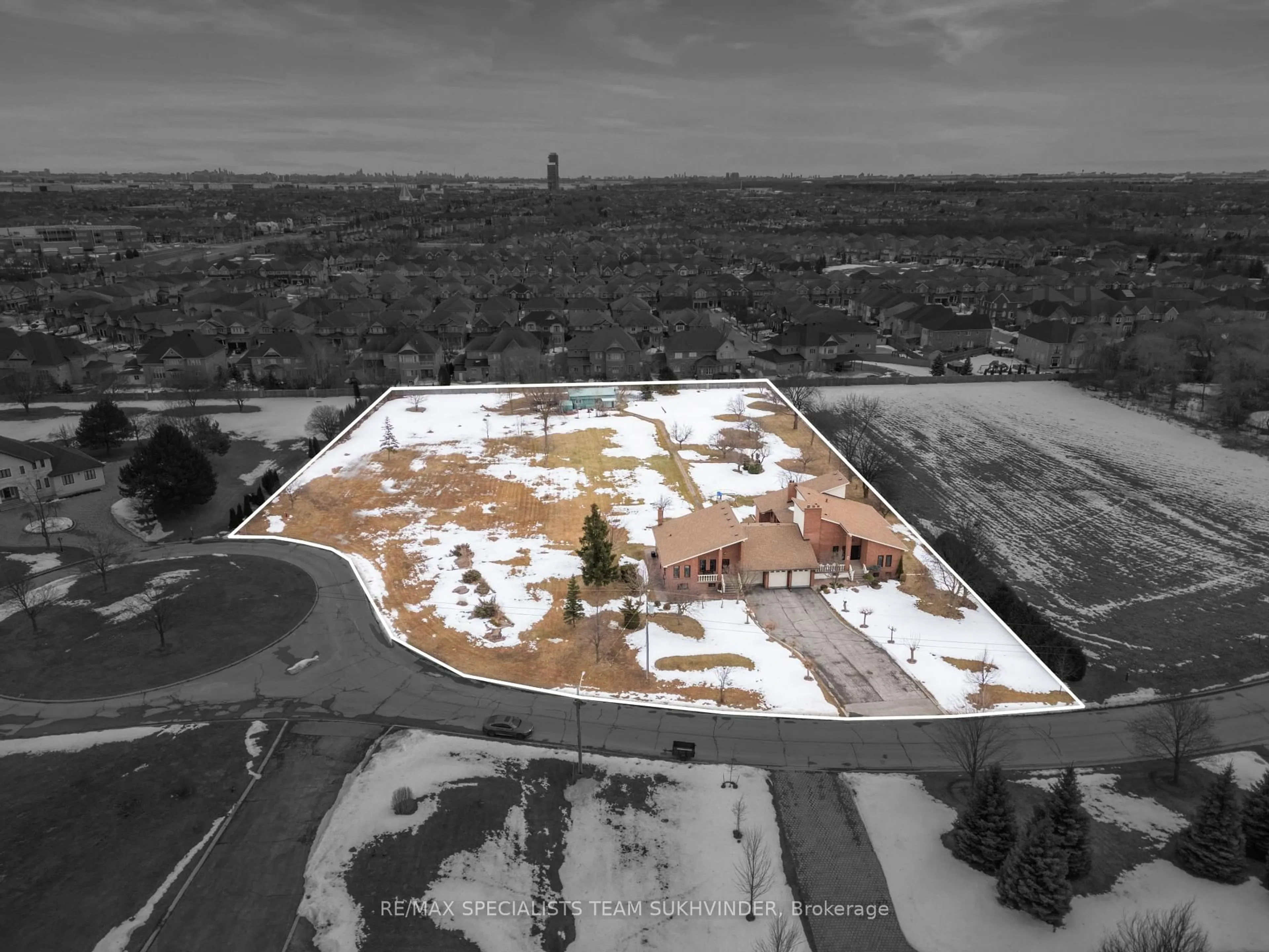 A pic from outside/outdoor area/front of a property/back of a property/a pic from drone, street for 9 Princess Andrea Crt, Brampton Ontario L6P 0G2