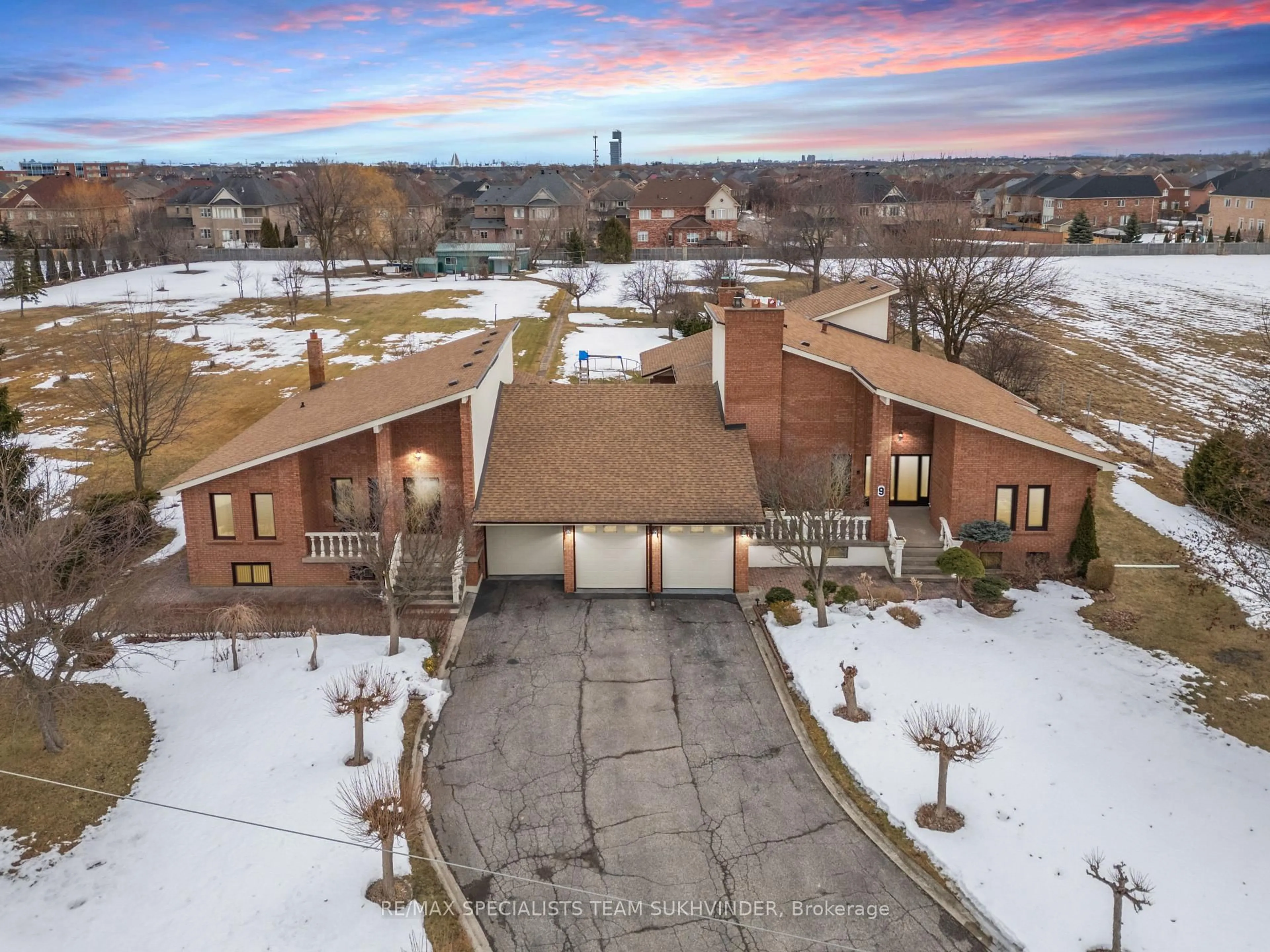 A pic from outside/outdoor area/front of a property/back of a property/a pic from drone, unknown for 9 Princess Andrea Crt, Brampton Ontario L6P 0G2