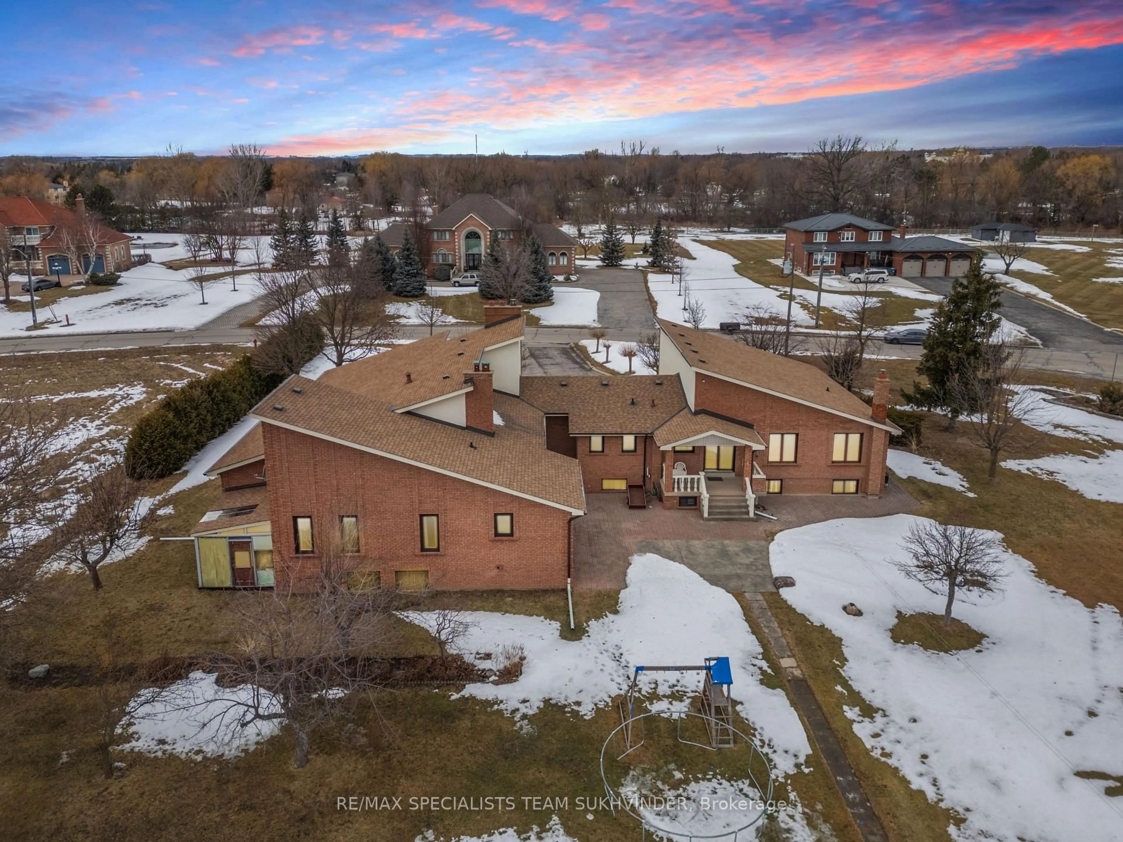 A pic from outside/outdoor area/front of a property/back of a property/a pic from drone, building for 9 Princess Andrea Crt, Brampton Ontario L6P 0G2