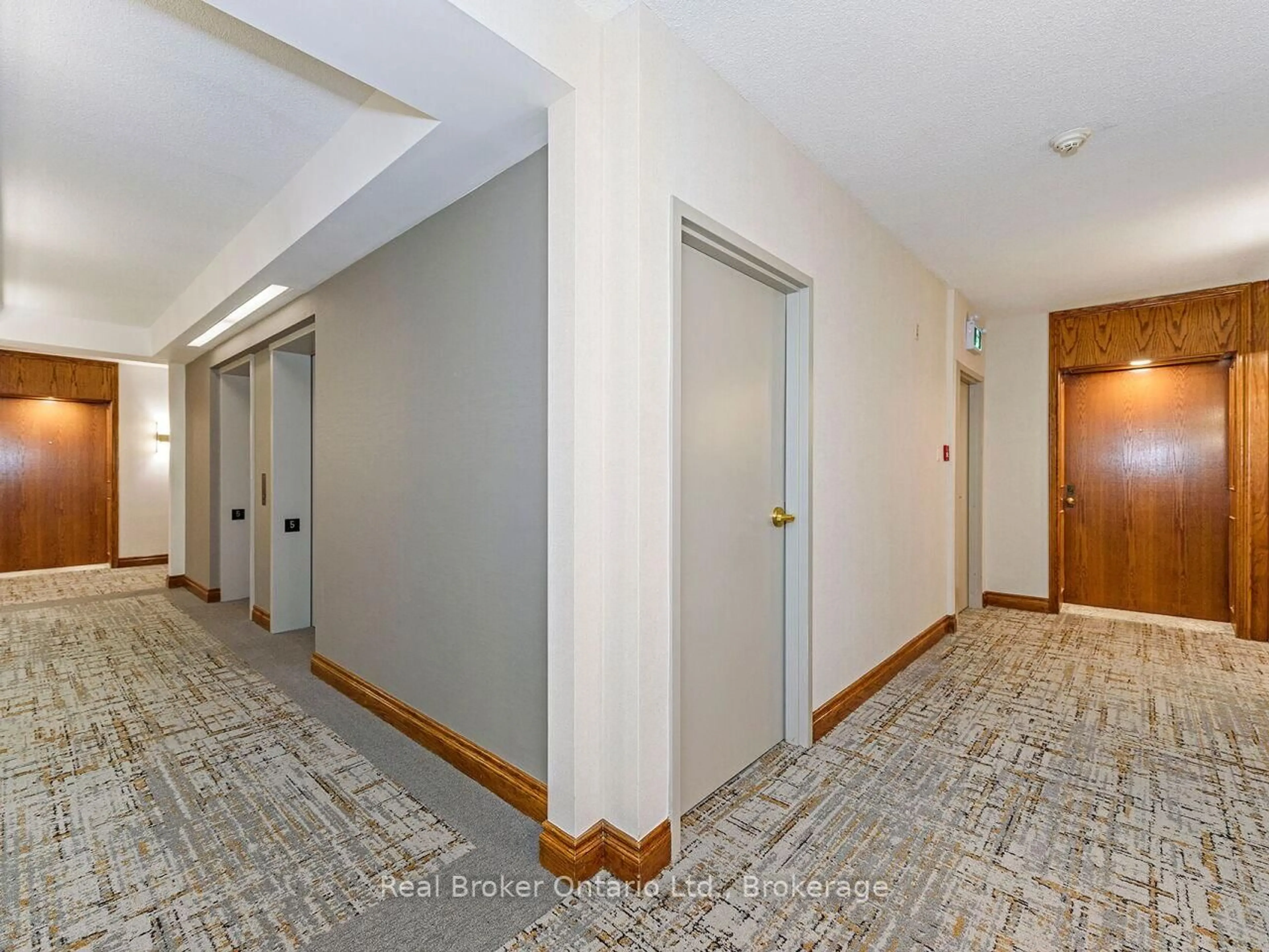 Indoor foyer for 1901 Pilgrims Way #502, Oakville Ontario L6M 2W9