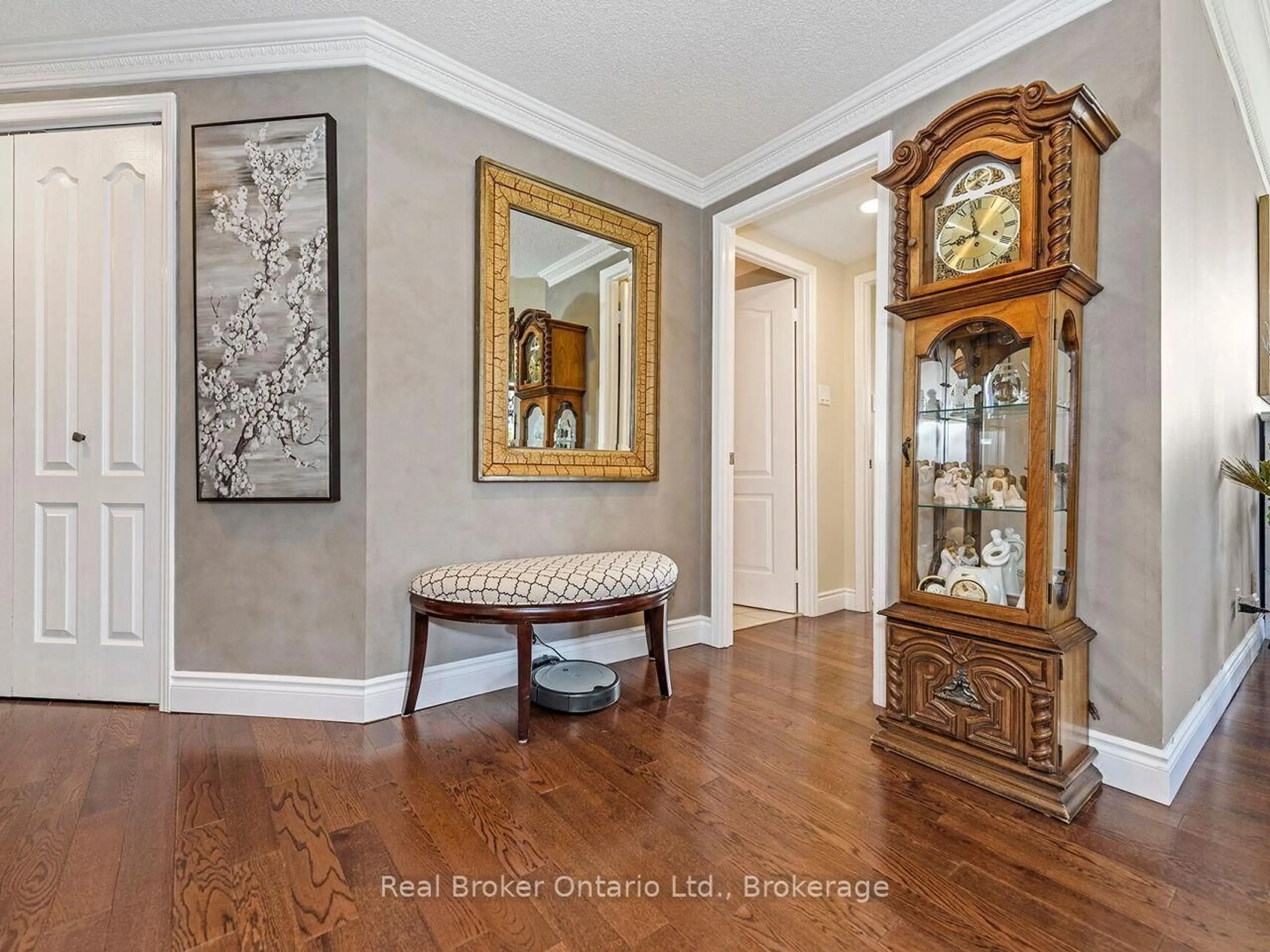 Indoor entryway for 1901 Pilgrims Way #502, Oakville Ontario L6M 2W9