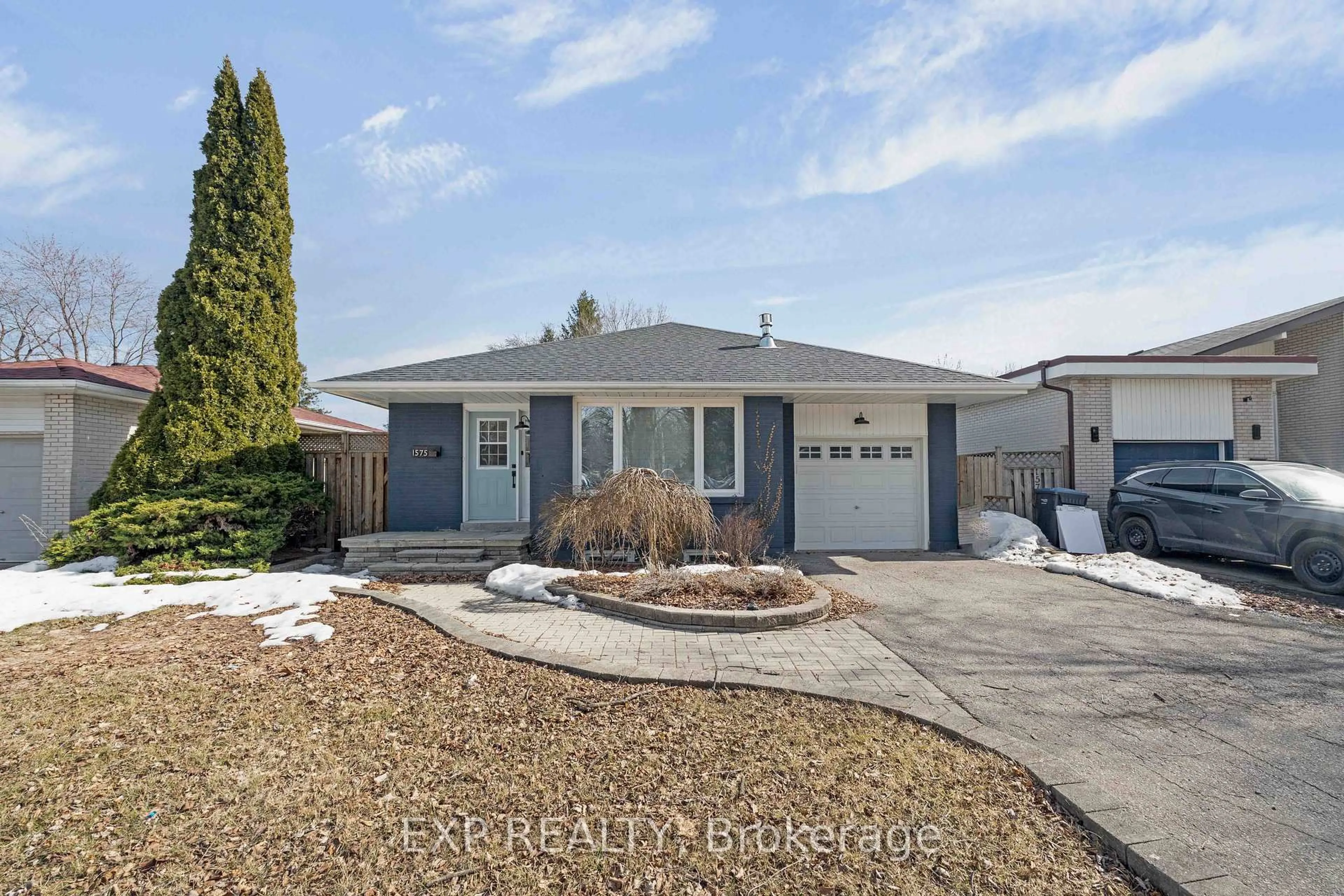 Home with vinyl exterior material, street for 1575 Lewisham Dr, Mississauga Ontario L5J 3R2