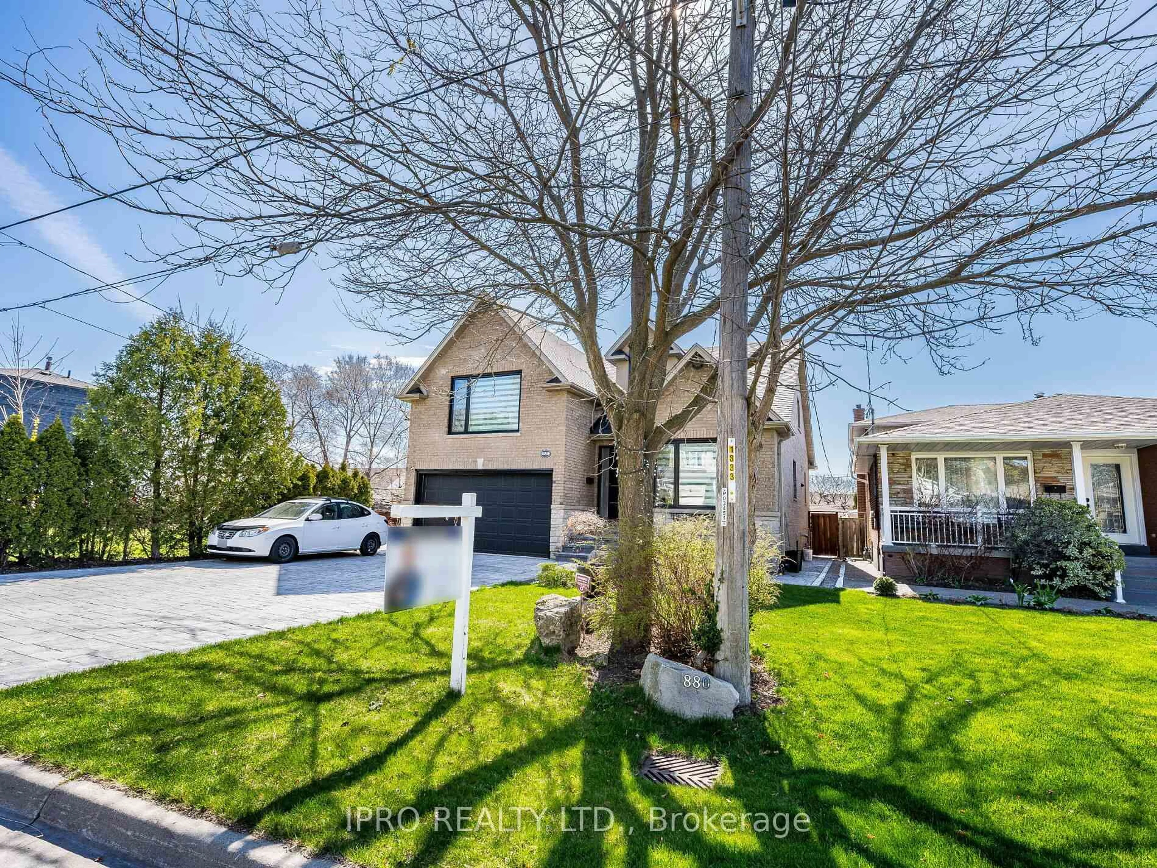 A pic from outside/outdoor area/front of a property/back of a property/a pic from drone, street for 880 6th St, Mississauga Ontario L5E 1N6