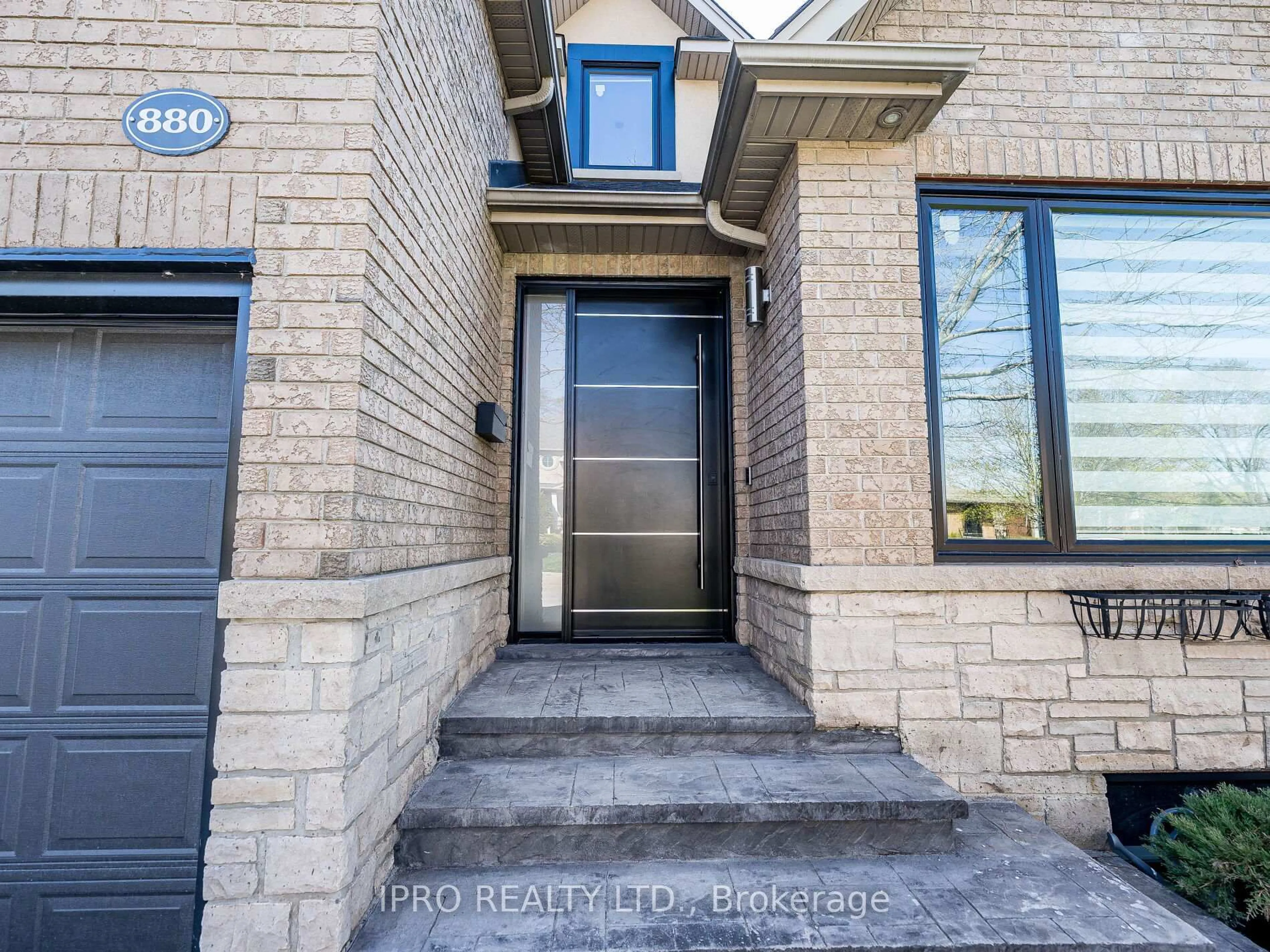 Indoor entryway for 880 6th St, Mississauga Ontario L5E 1N6