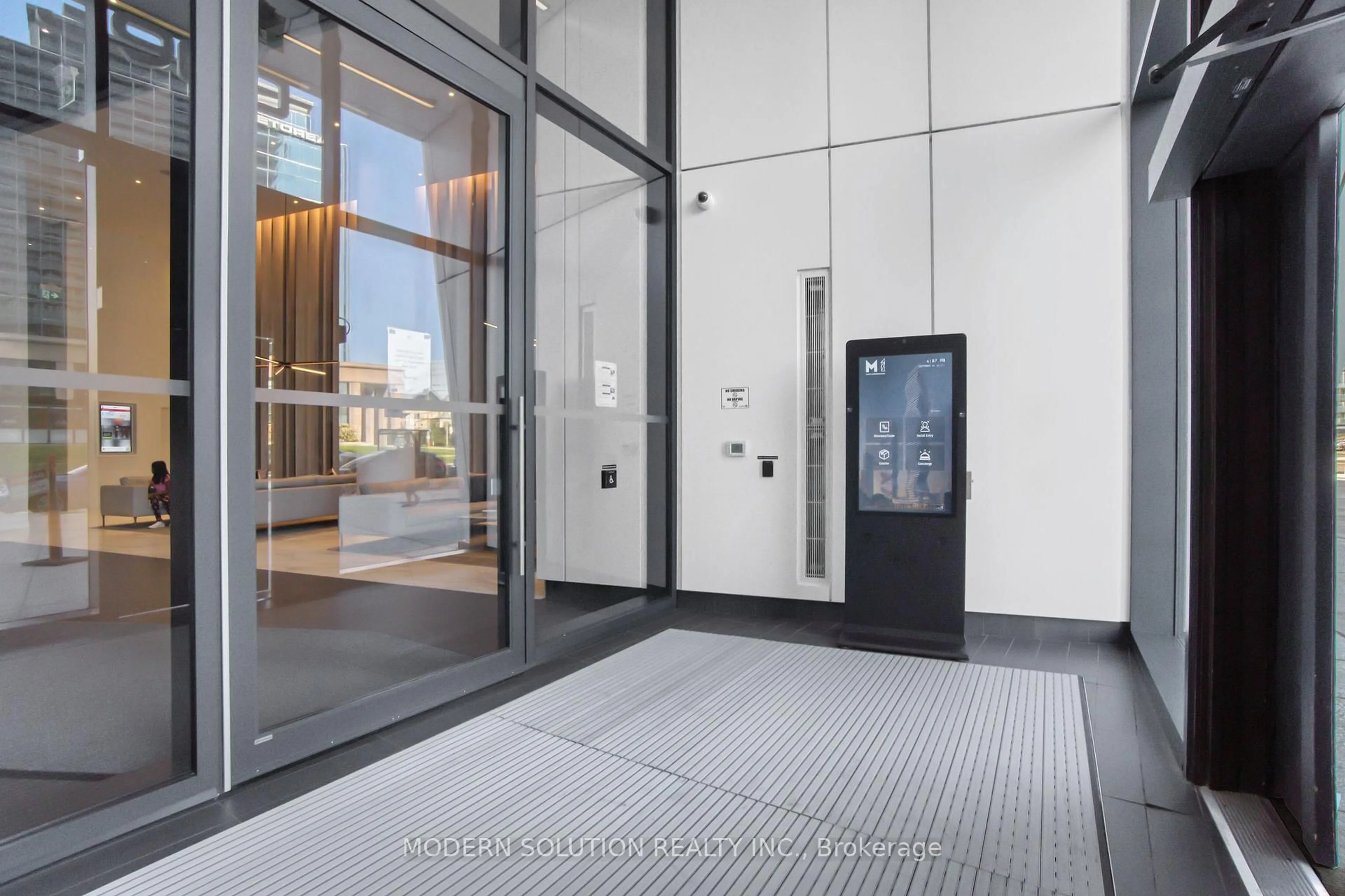 Indoor foyer for 3900 Confederation Pkwy #2709, Mississauga Ontario L5B 0M3