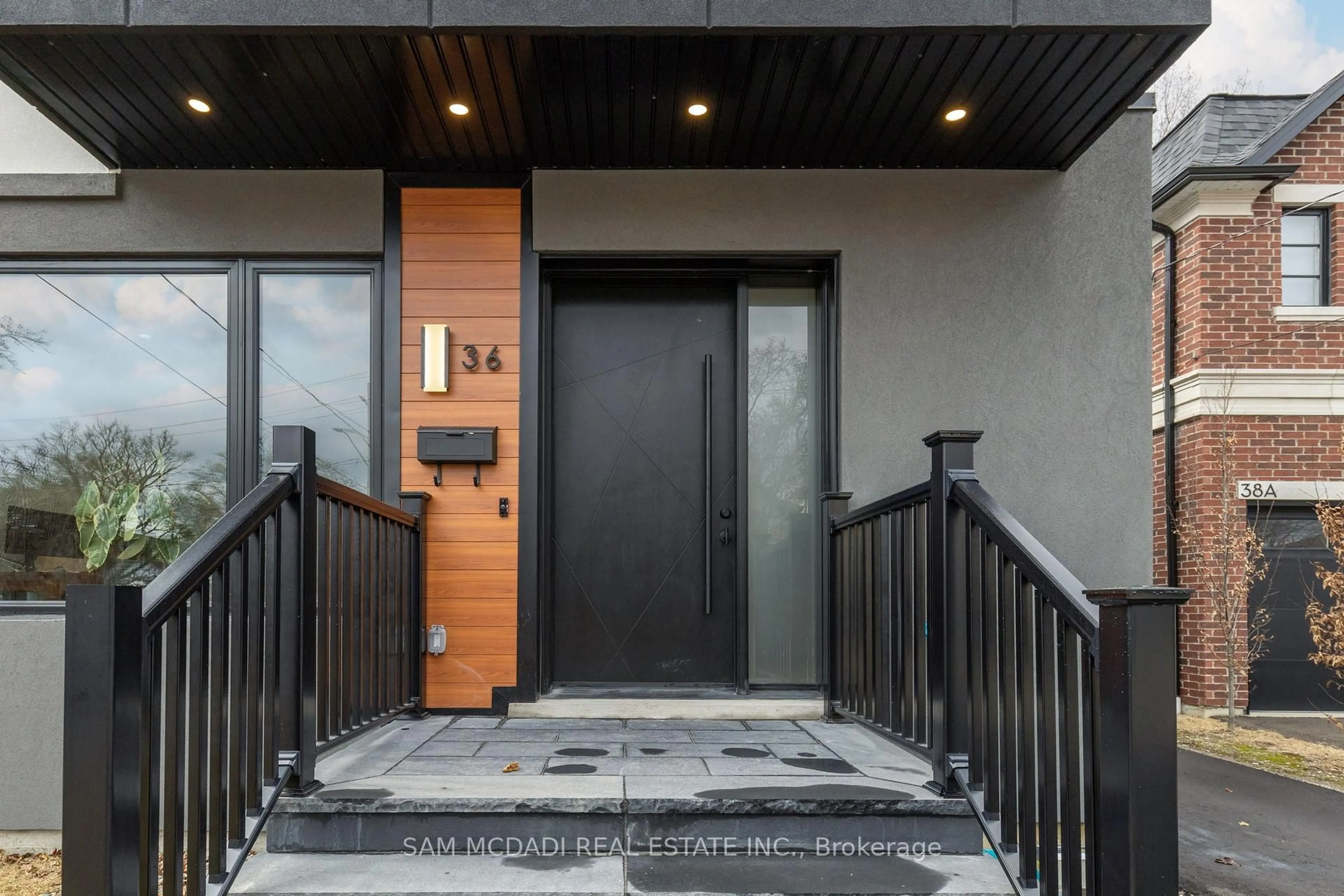 Indoor entryway for 36 Maple Ave, Mississauga Ontario L5H 2S1
