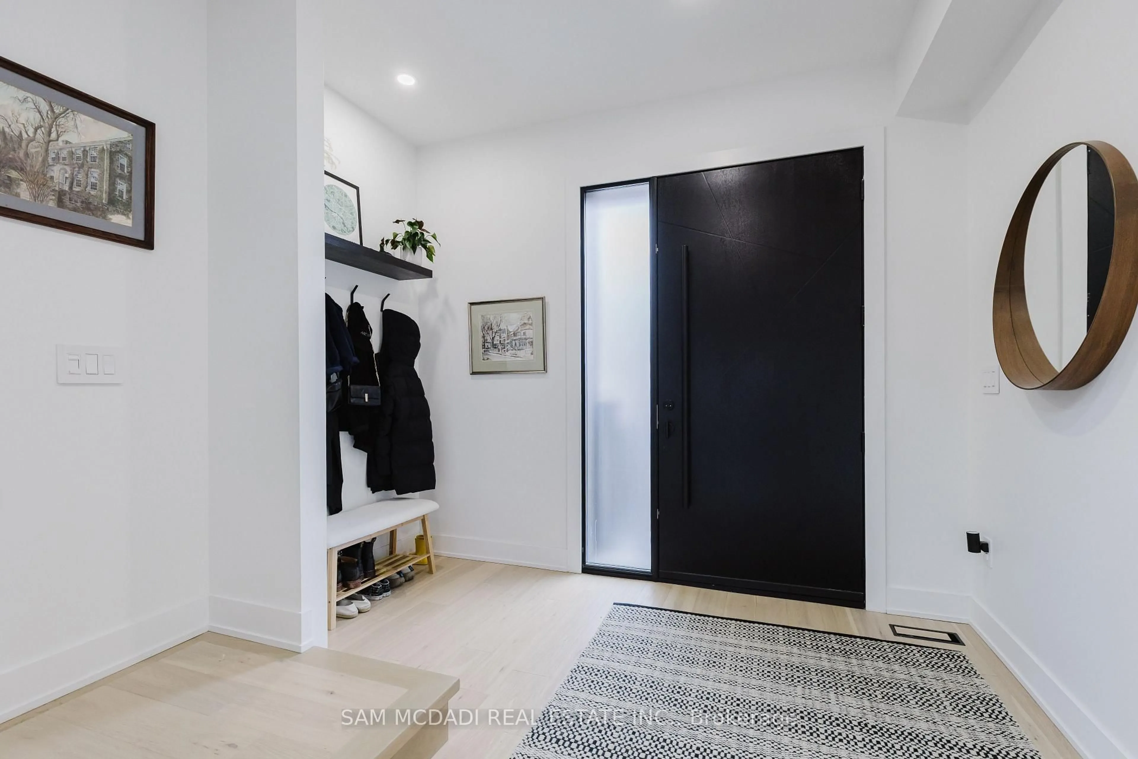 Indoor entryway for 36 Maple Ave, Mississauga Ontario L5H 2S1