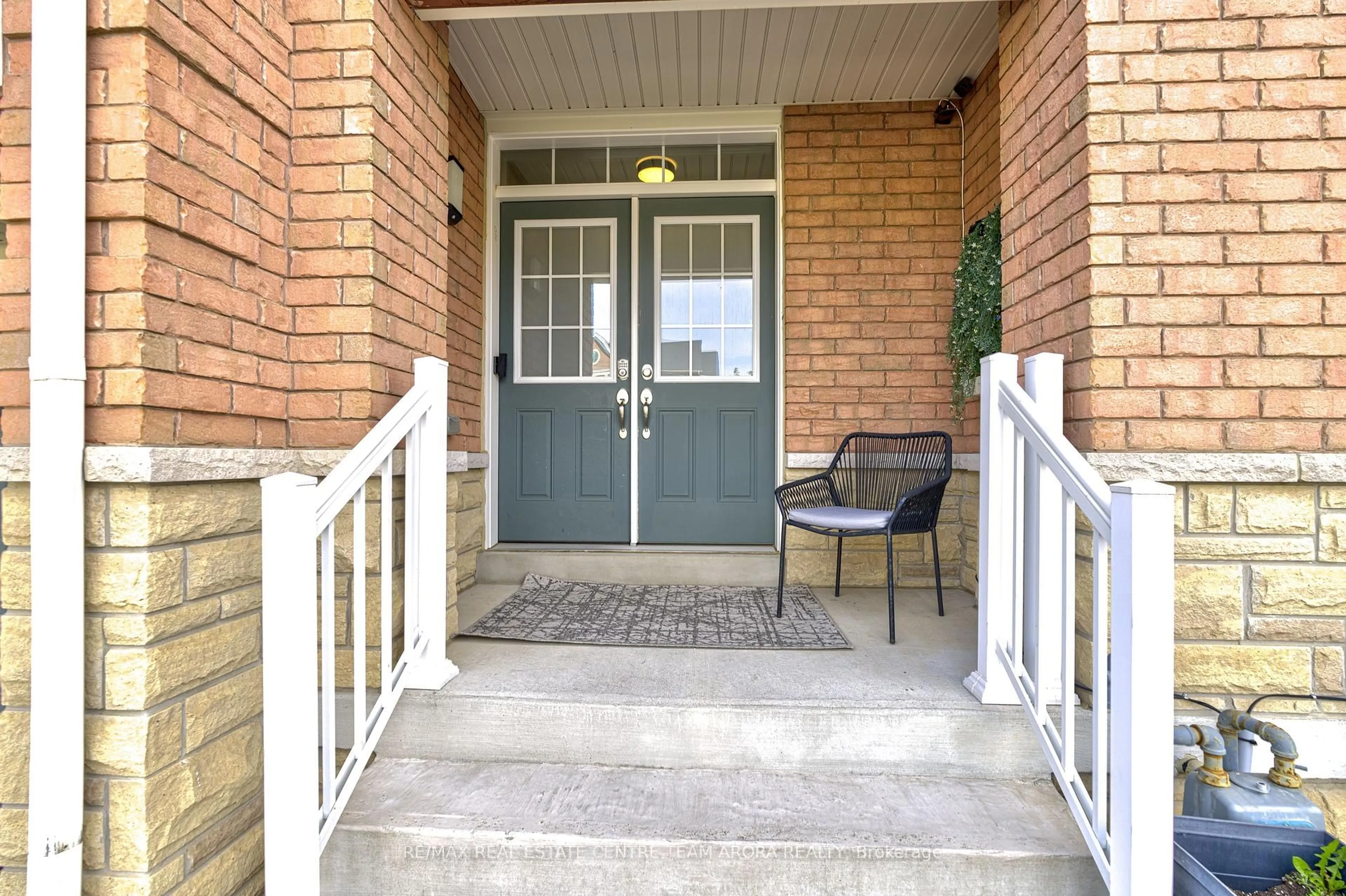 Indoor entryway for 140 Sky Harbour Dr, Brampton Ontario L6Y 0V1