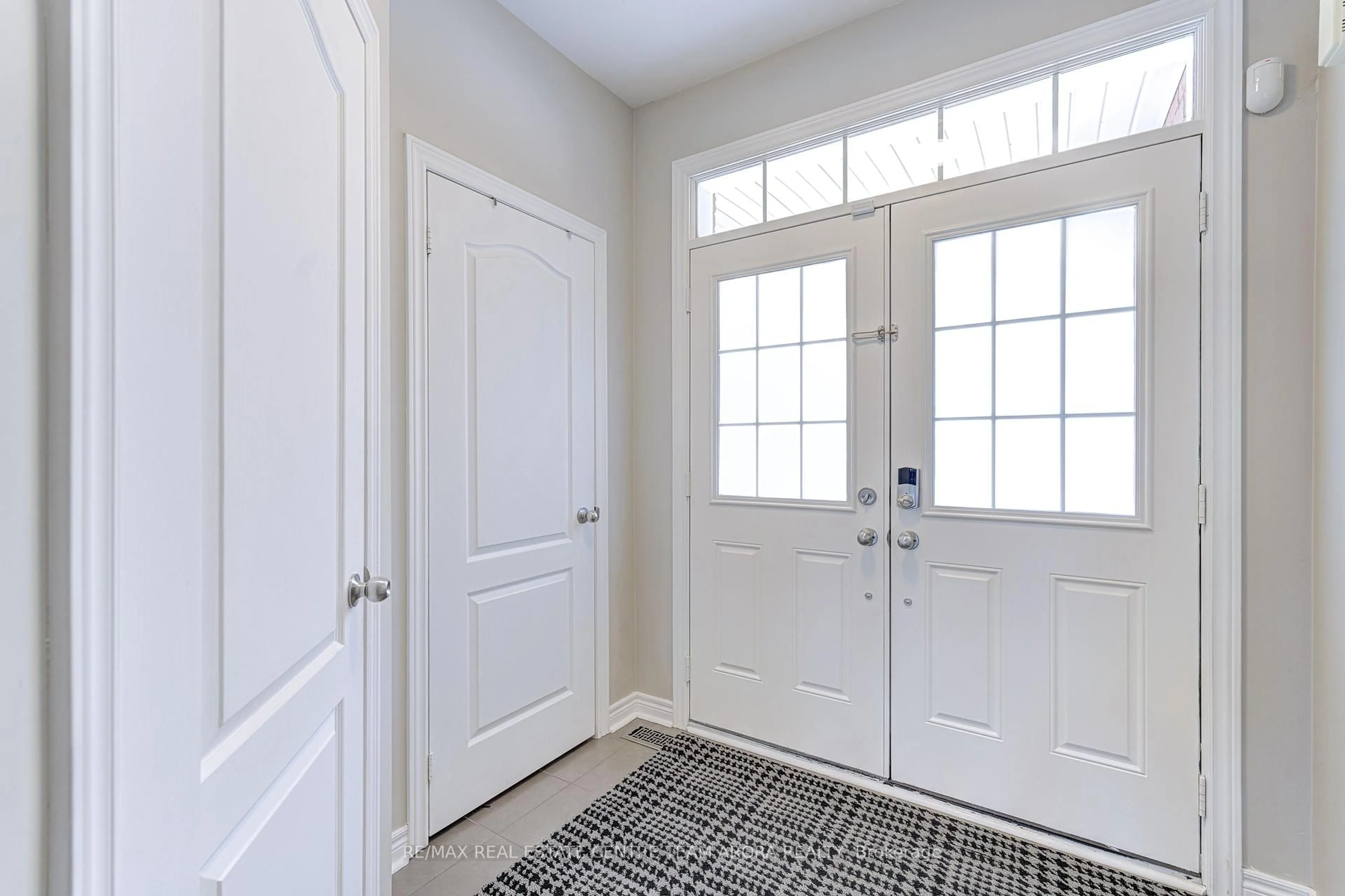 Indoor entryway for 140 Sky Harbour Dr, Brampton Ontario L6Y 0V1