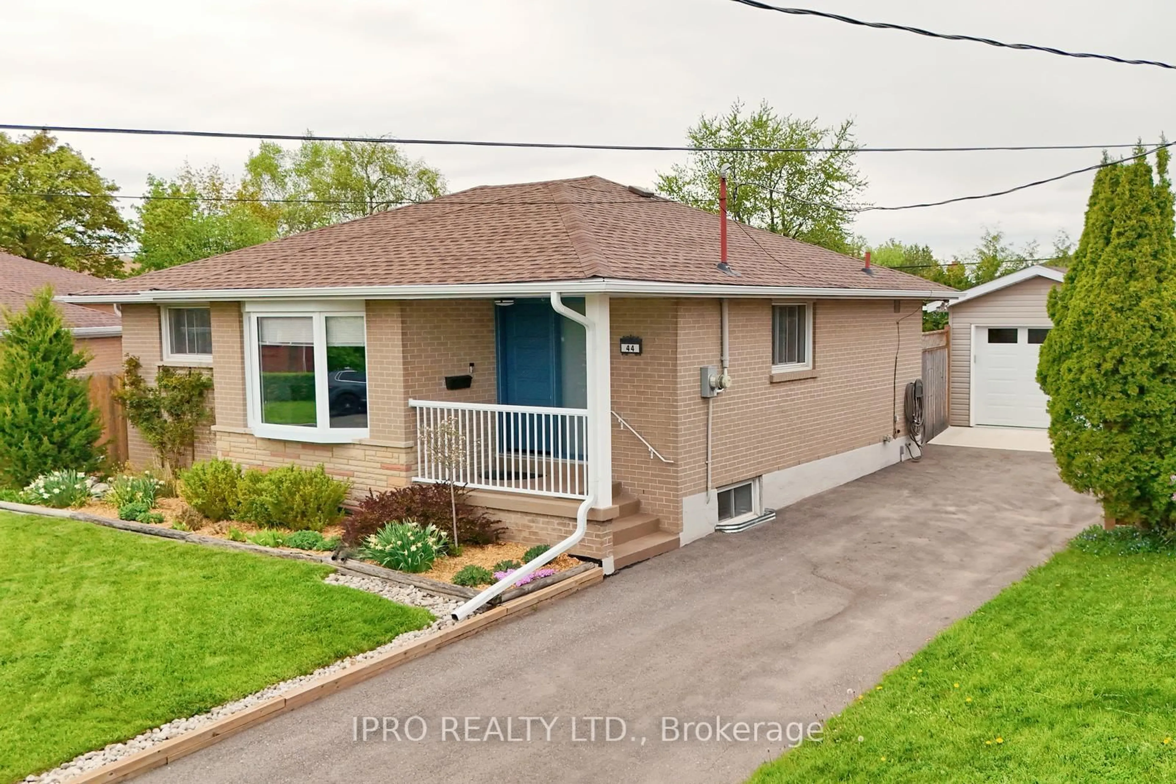 Home with vinyl exterior material, street for 44 Moultrey Cres, Halton Hills Ontario L7G 4N5