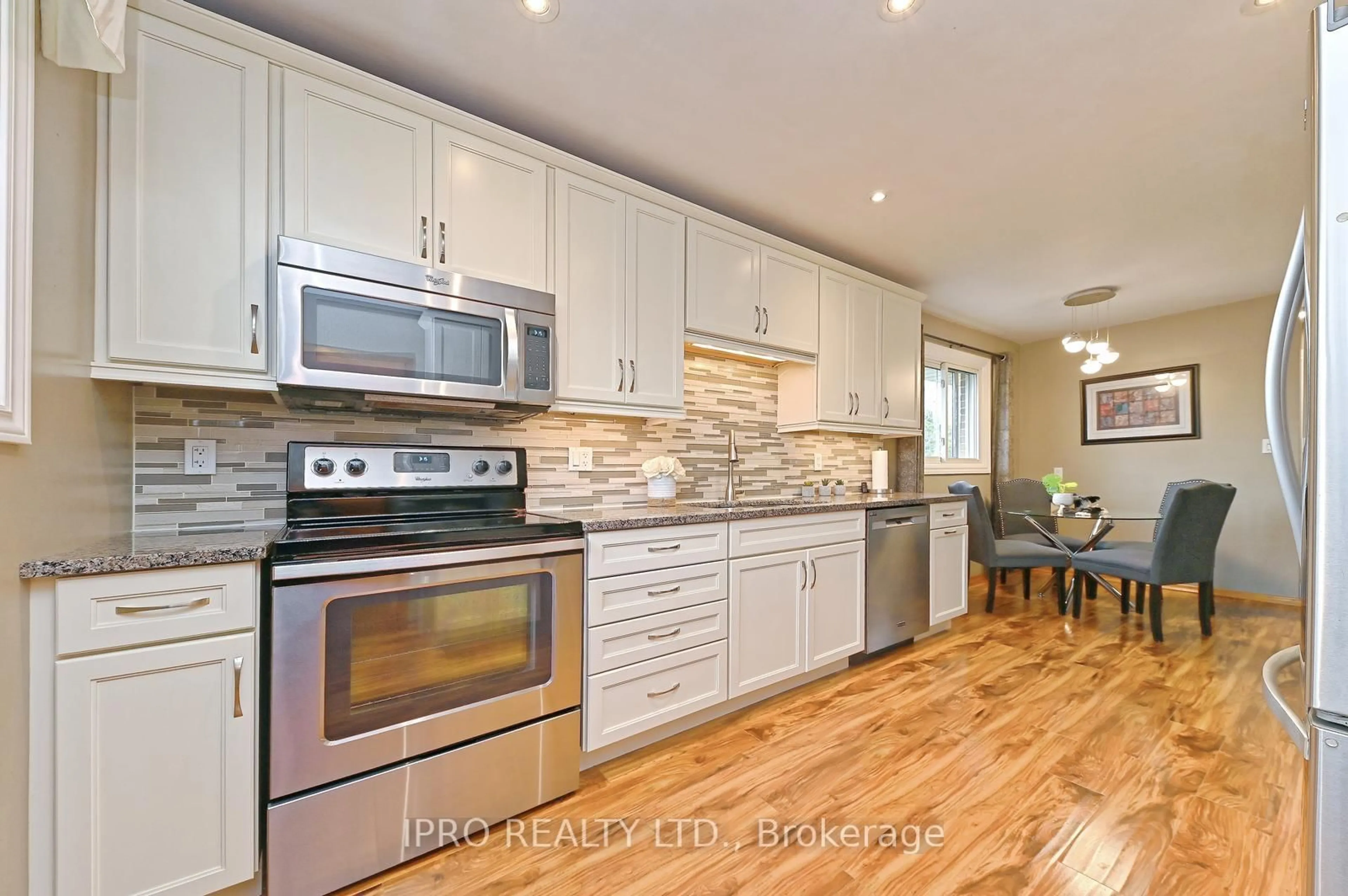 Open concept kitchen, wood/laminate floor for 44 Moultrey Cres, Halton Hills Ontario L7G 4N5