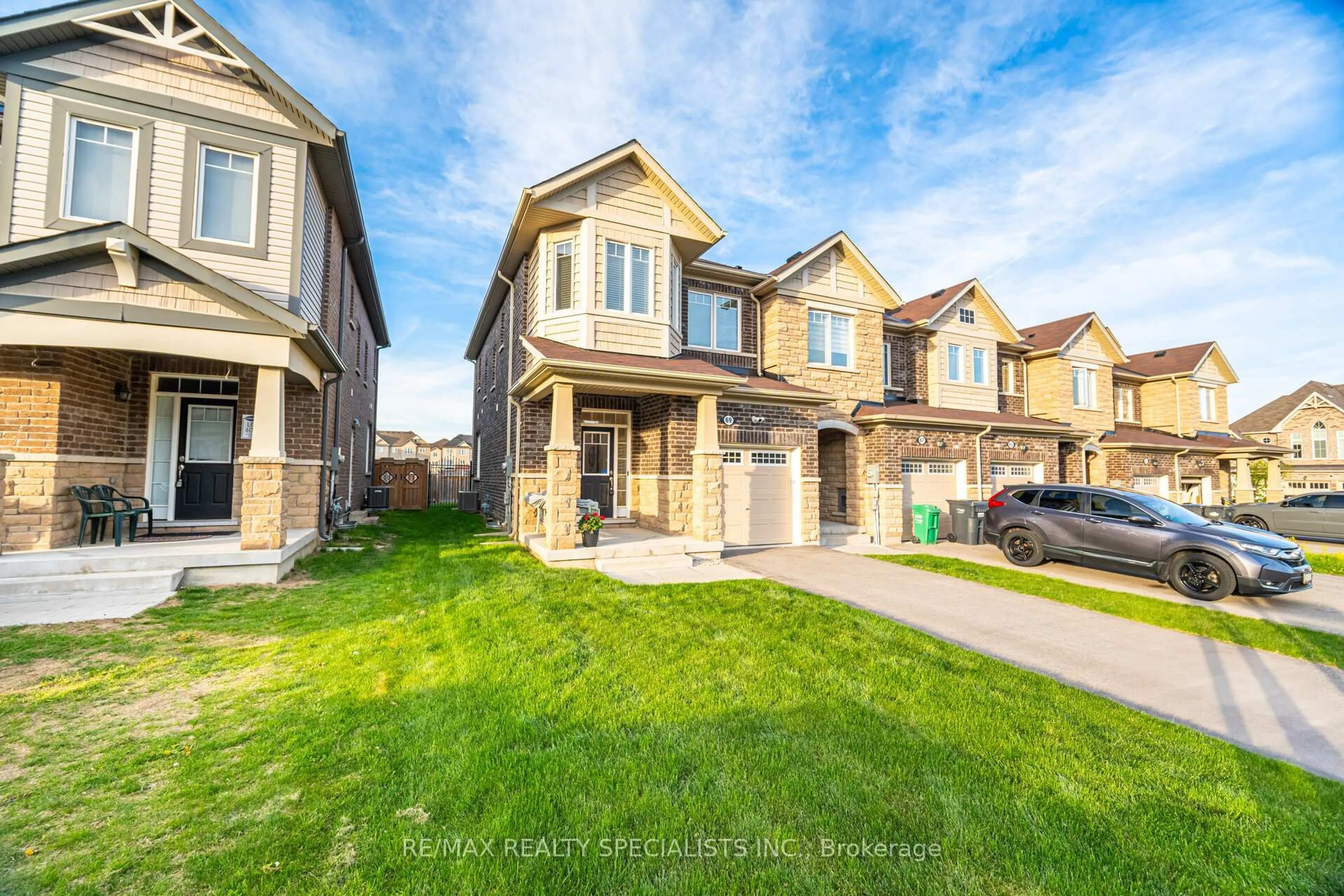 A pic from outside/outdoor area/front of a property/back of a property/a pic from drone, street for 69 Phyllis Dr, Caledon Ontario L7C 4E2