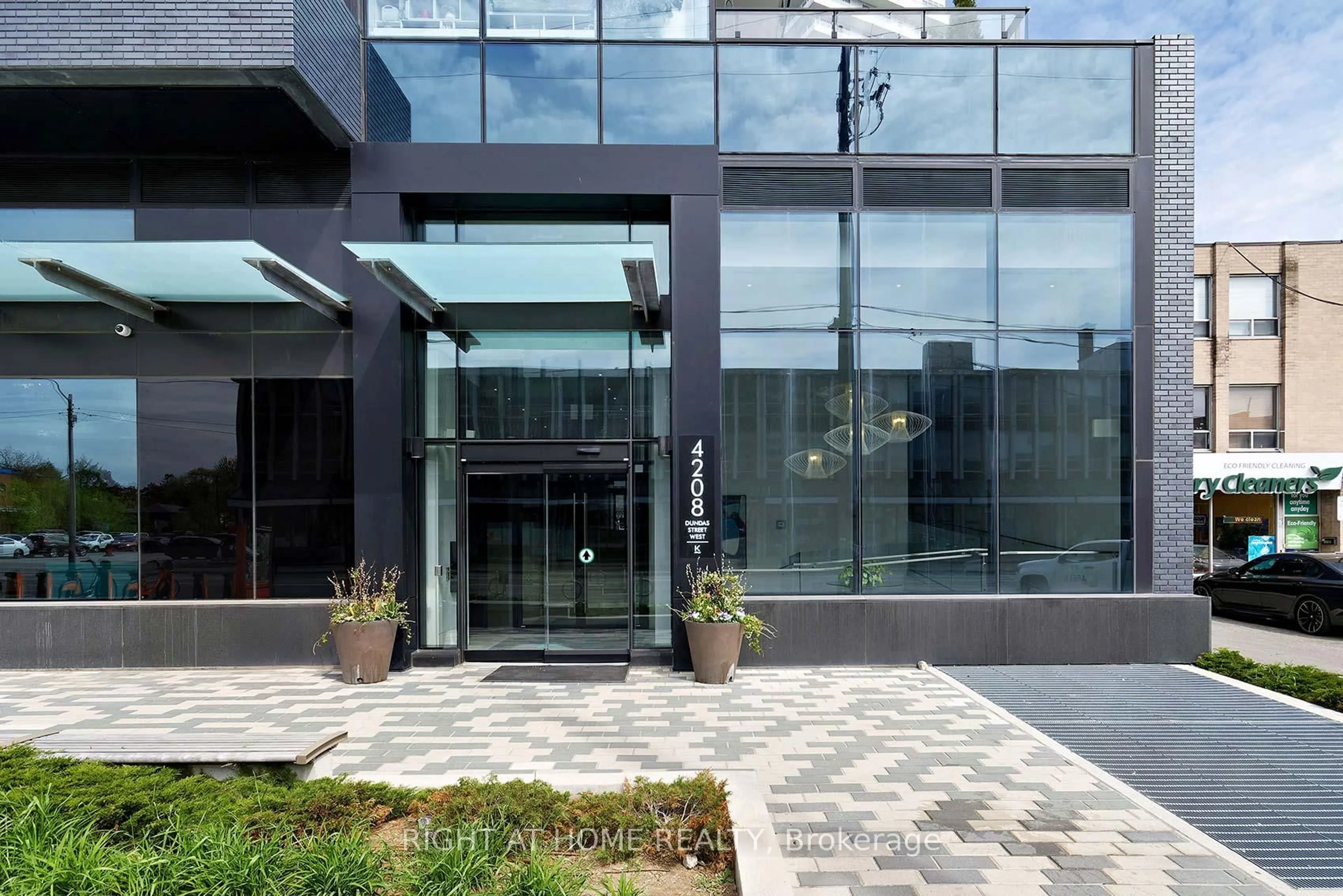 Indoor foyer for 4208 Dundas St #523, Toronto Ontario M8X 0B1