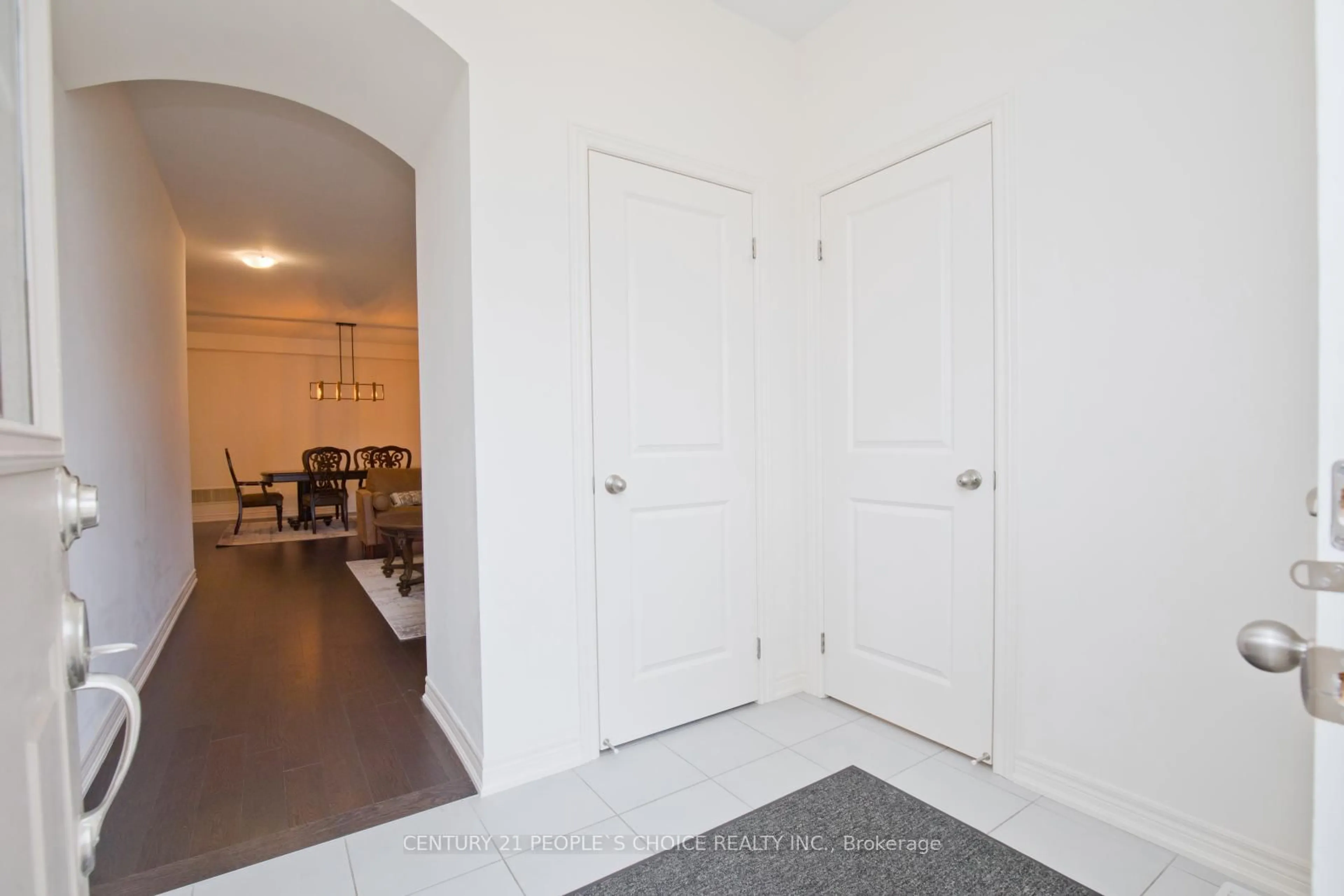Indoor entryway for 4 Elverton Cres, Brampton Ontario L7A 4Z4
