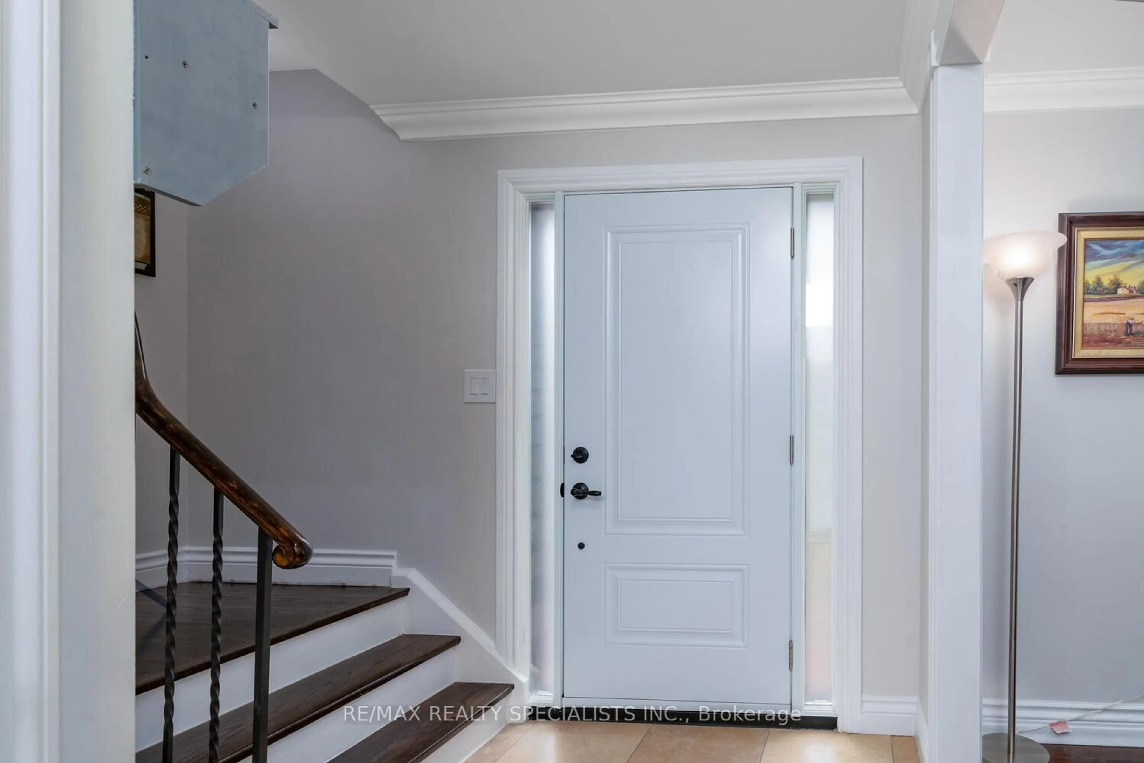 Indoor entryway for 18 Fagan Dr, Halton Hills Ontario L7G 4P3