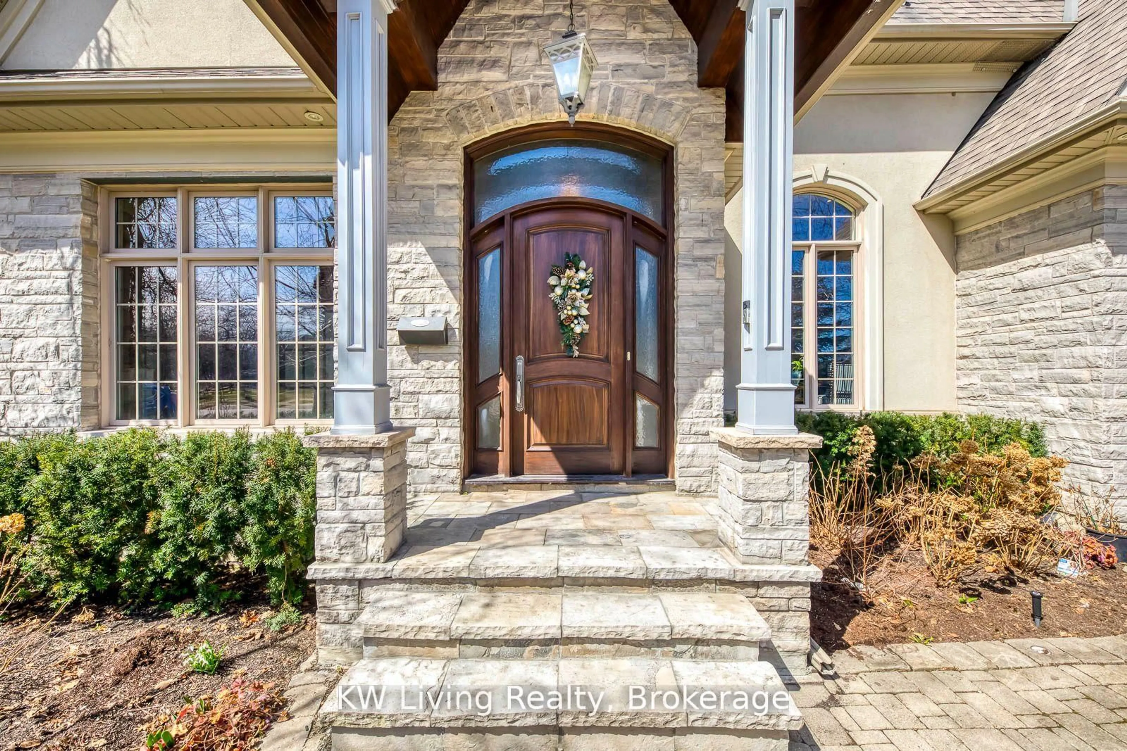 Indoor entryway for 70 Hartfield Rd, Toronto Ontario M9A 3E2