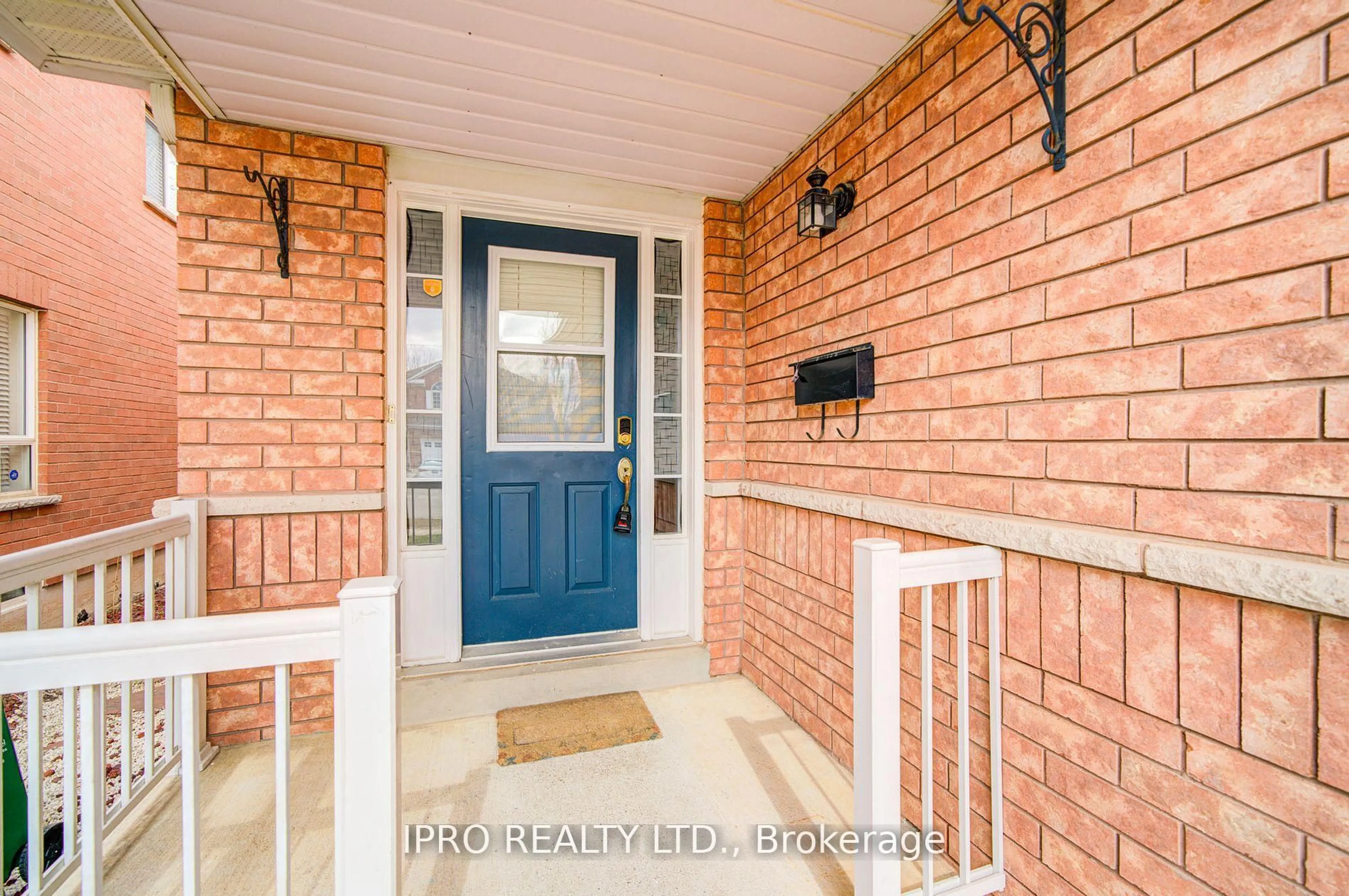 Indoor entryway for 5735 Keldrew Ave, Mississauga Ontario L5M 7B9