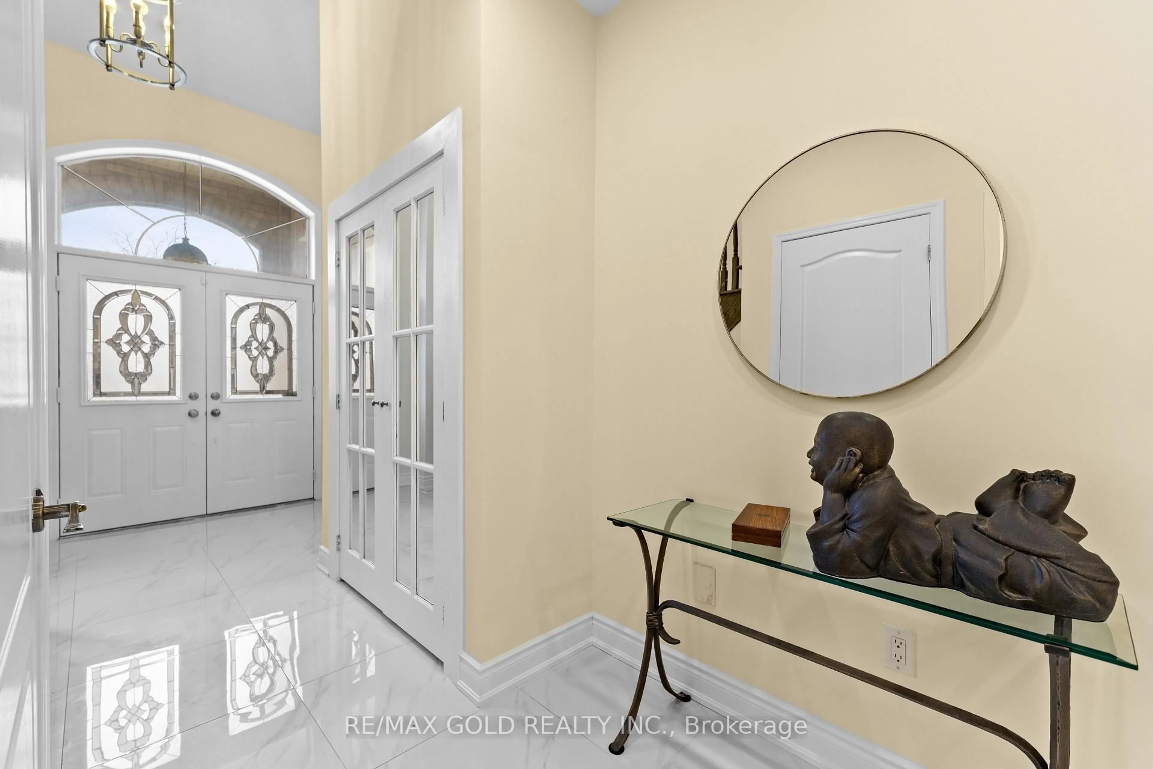 Indoor foyer for 82 Seascape Cres, Brampton Ontario L6P 3C6