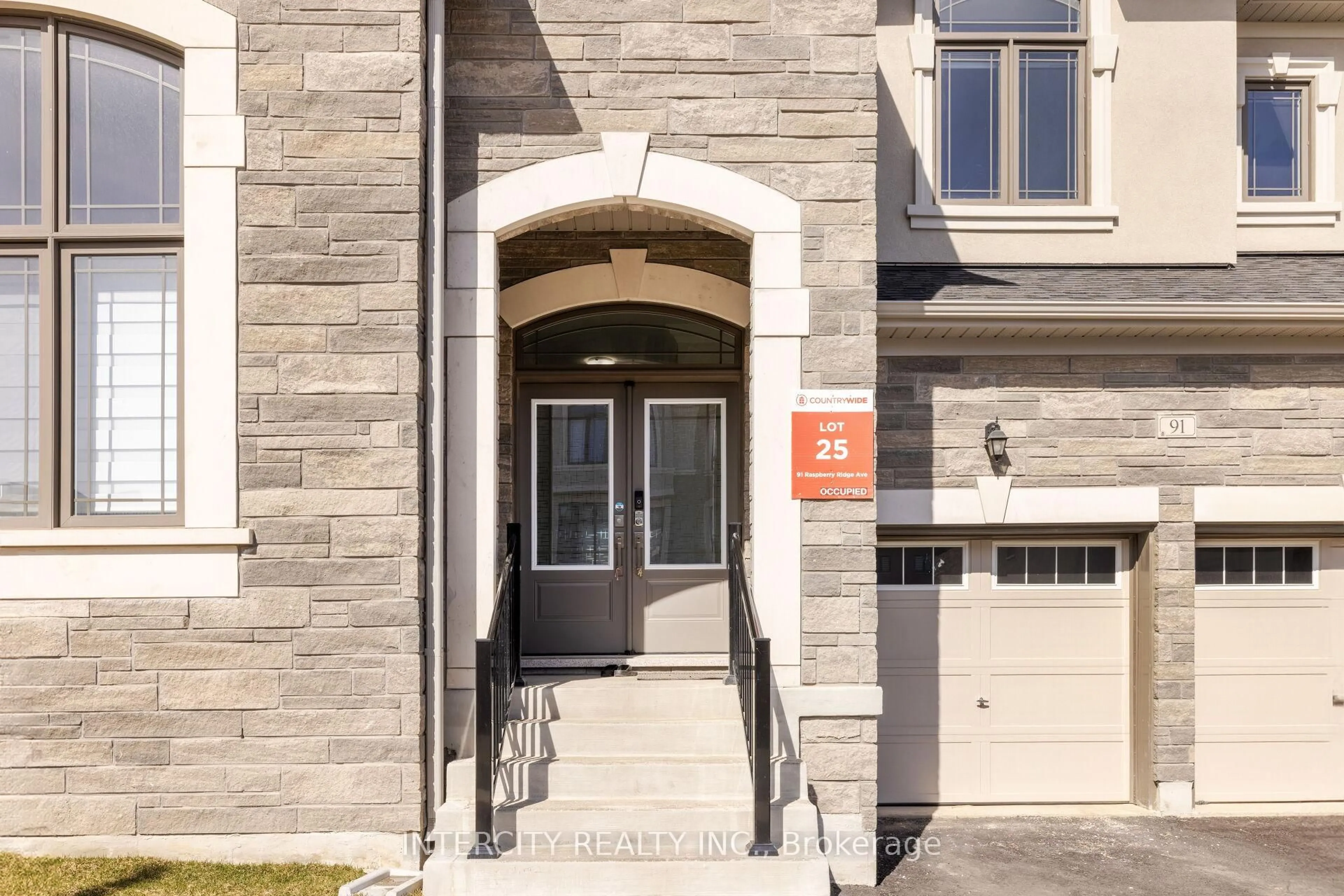 Indoor entryway for 91 Raspberry Ridge Ave, Caledon Ontario L7C 4N2