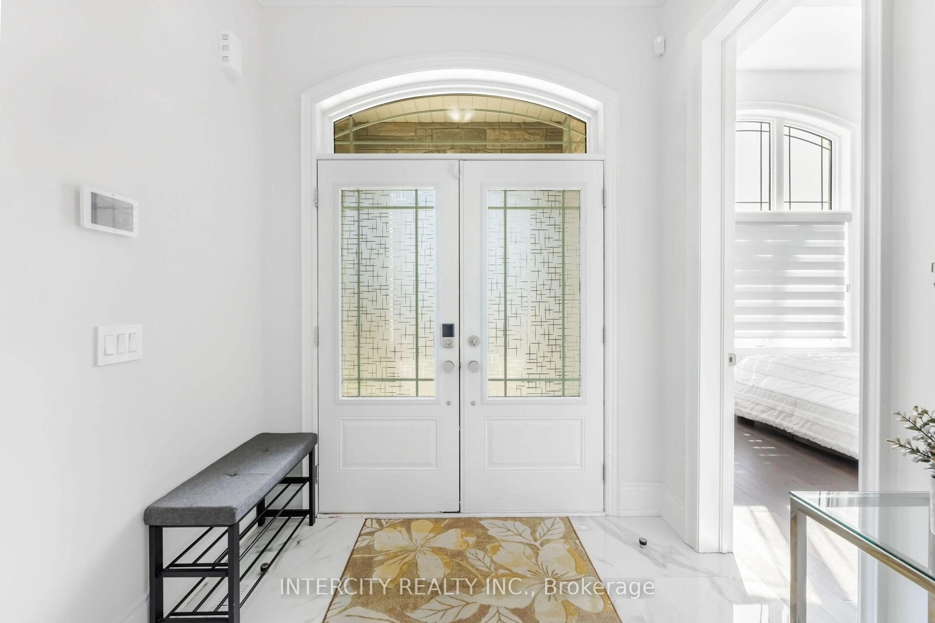 Indoor entryway for 91 Raspberry Ridge Ave, Caledon Ontario L7C 4N2