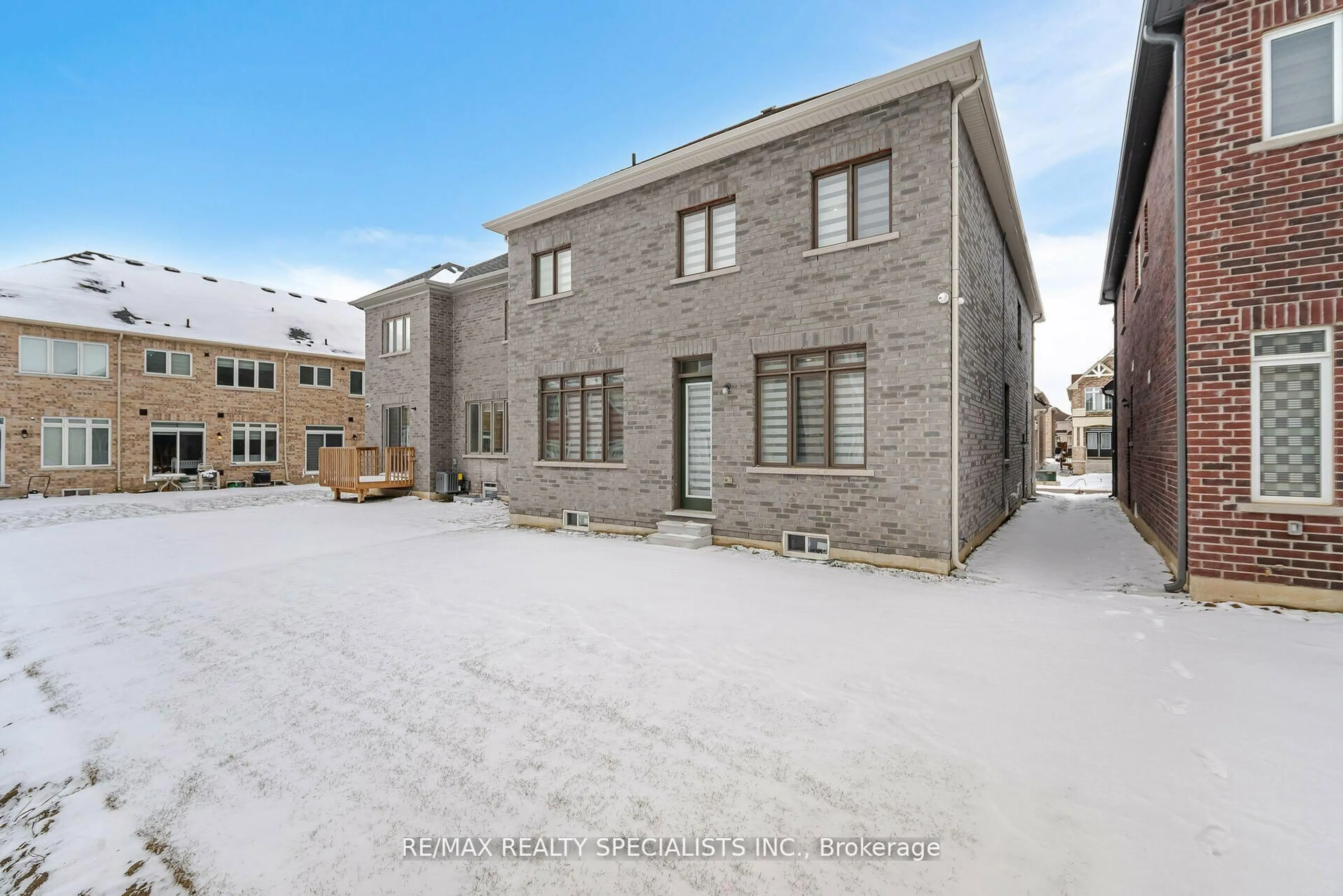 A pic from outside/outdoor area/front of a property/back of a property/a pic from drone, street for 82 Royal Fern Cres, Caledon Ontario L7C 4N1