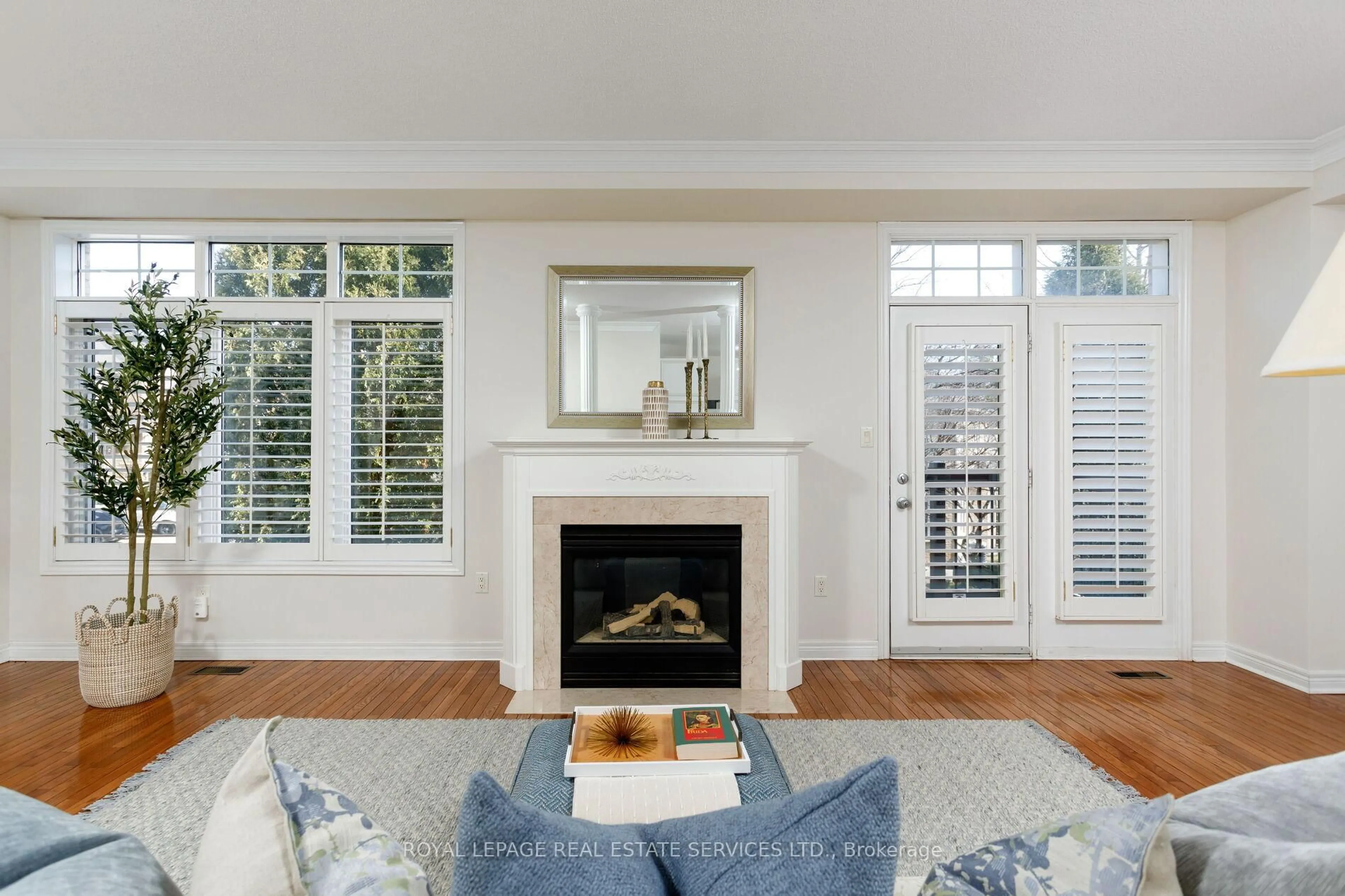 Living room with furniture, unknown for 1267 Dorval Dr #65, Oakville Ontario L6M 3Z5