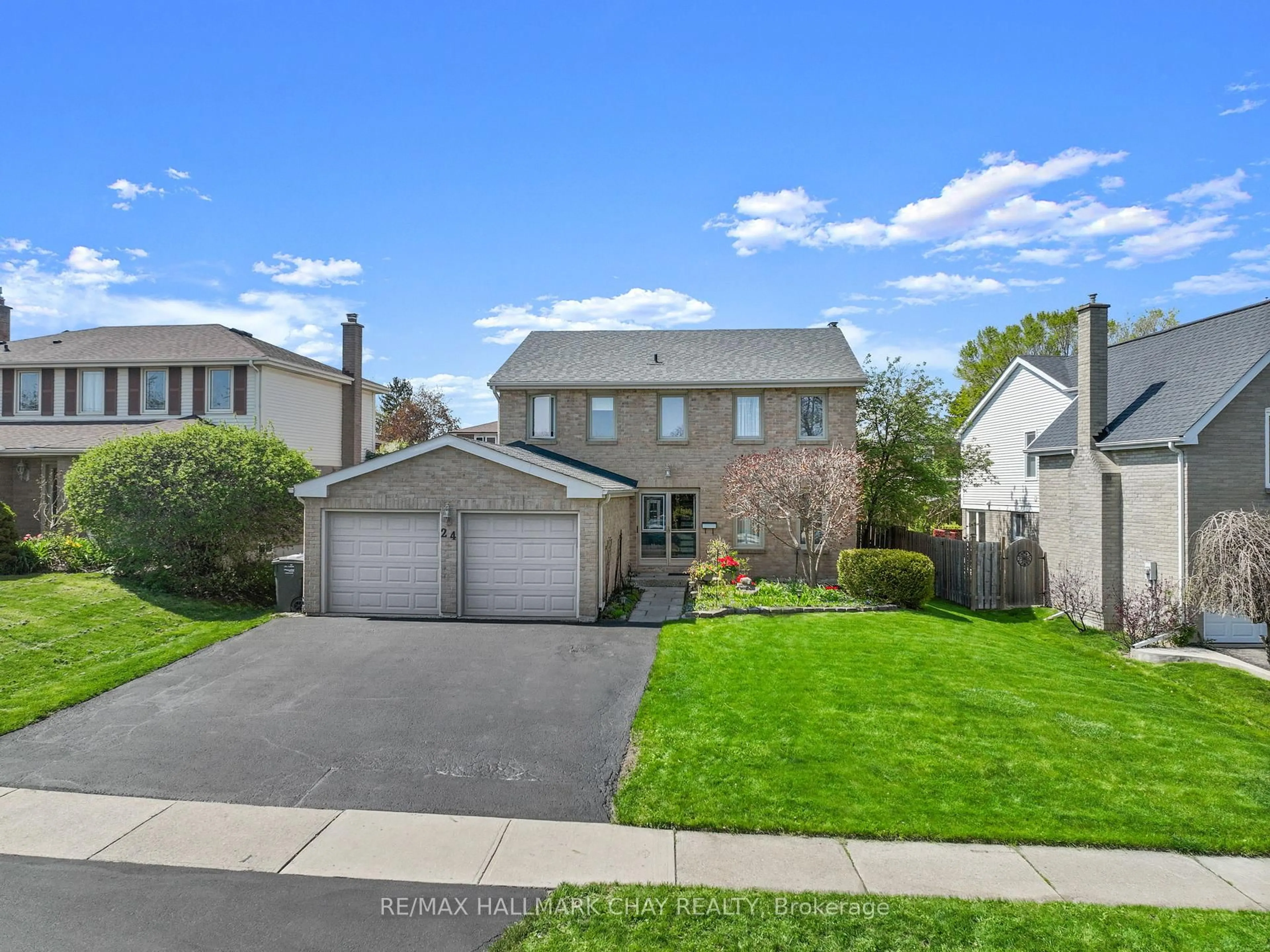A pic from outside/outdoor area/front of a property/back of a property/a pic from drone, street for 24 Mansion St, Brampton Ontario L6S 3E2