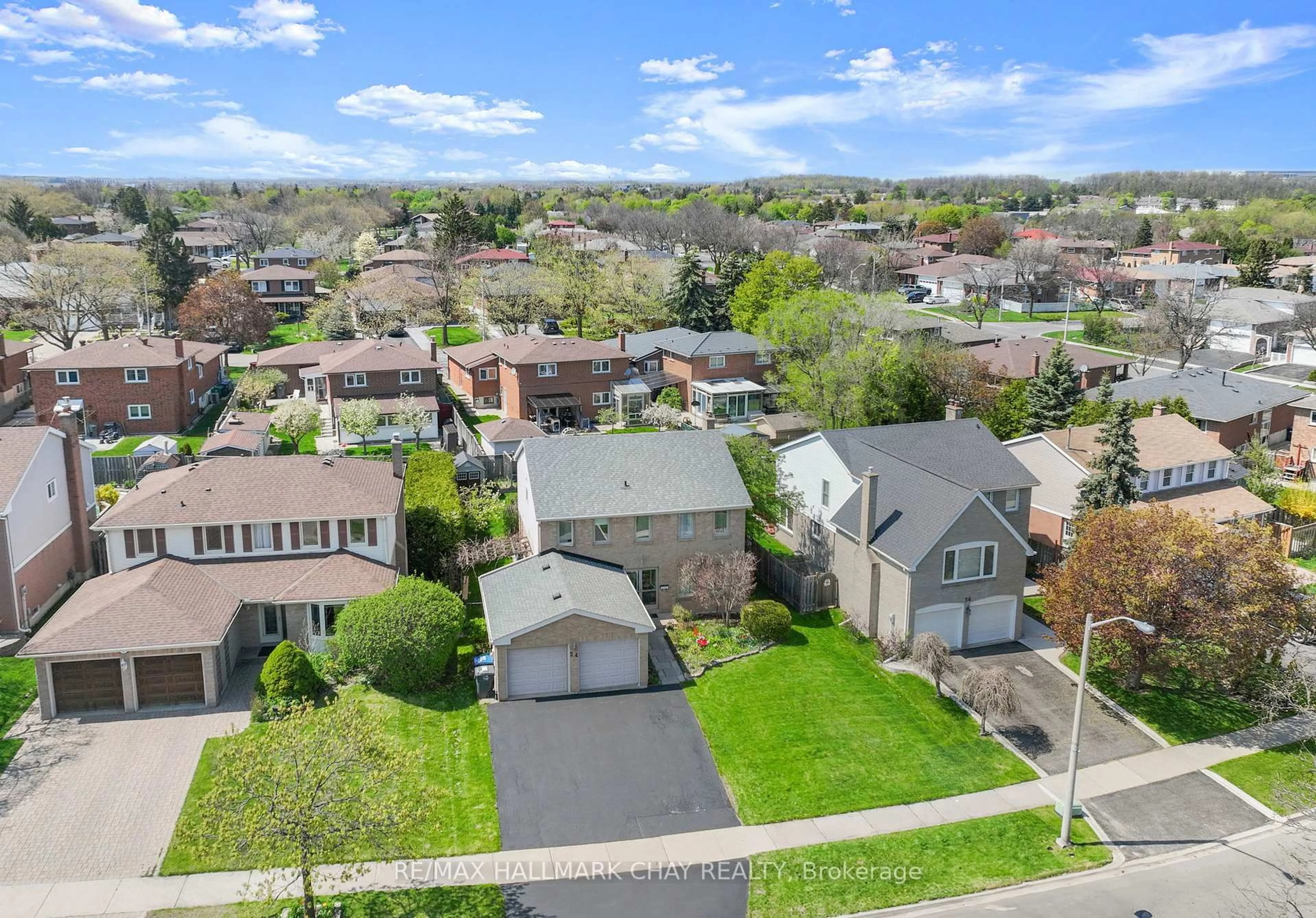 A pic from outside/outdoor area/front of a property/back of a property/a pic from drone, street for 24 Mansion St, Brampton Ontario L6S 3E2