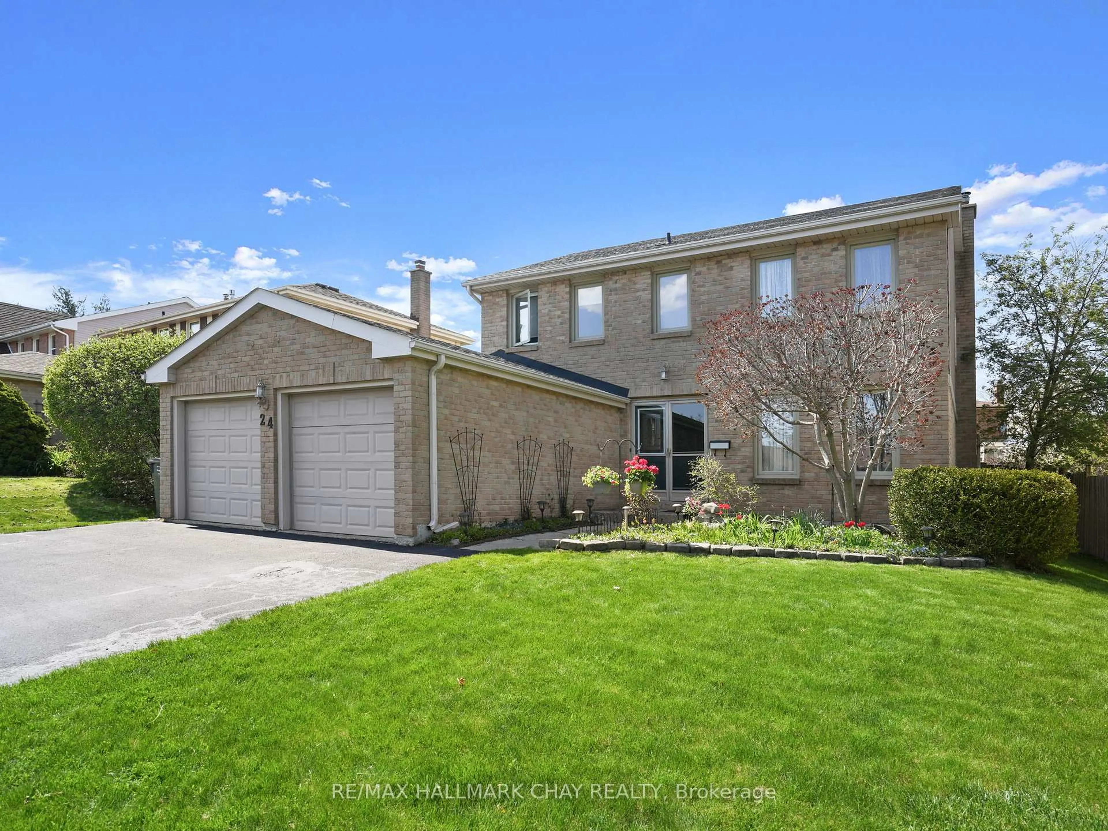 A pic from outside/outdoor area/front of a property/back of a property/a pic from drone, street for 24 Mansion St, Brampton Ontario L6S 3E2