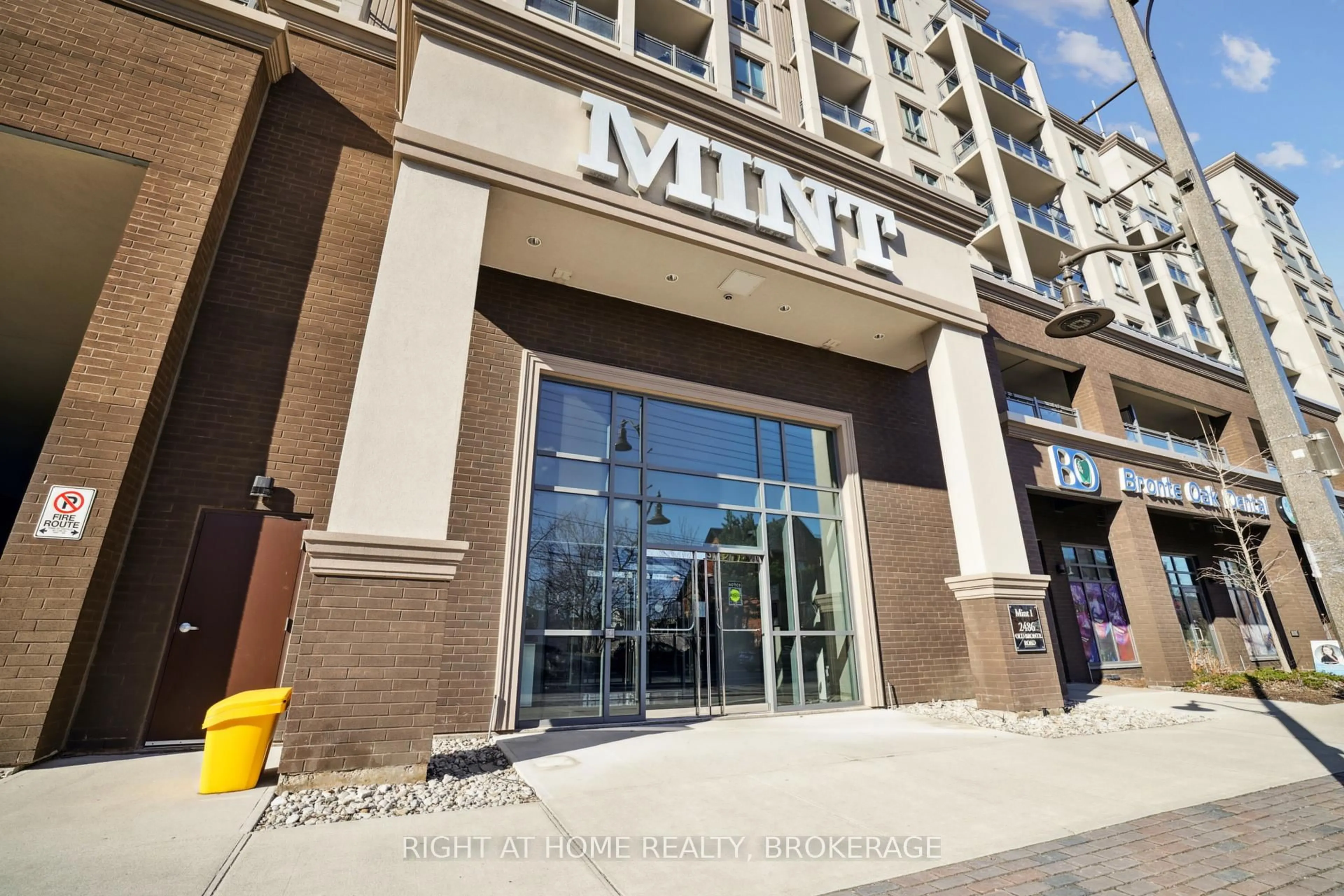 Indoor foyer for 2486 Old Bronte Rd #815, Oakville Ontario L6M 4J2