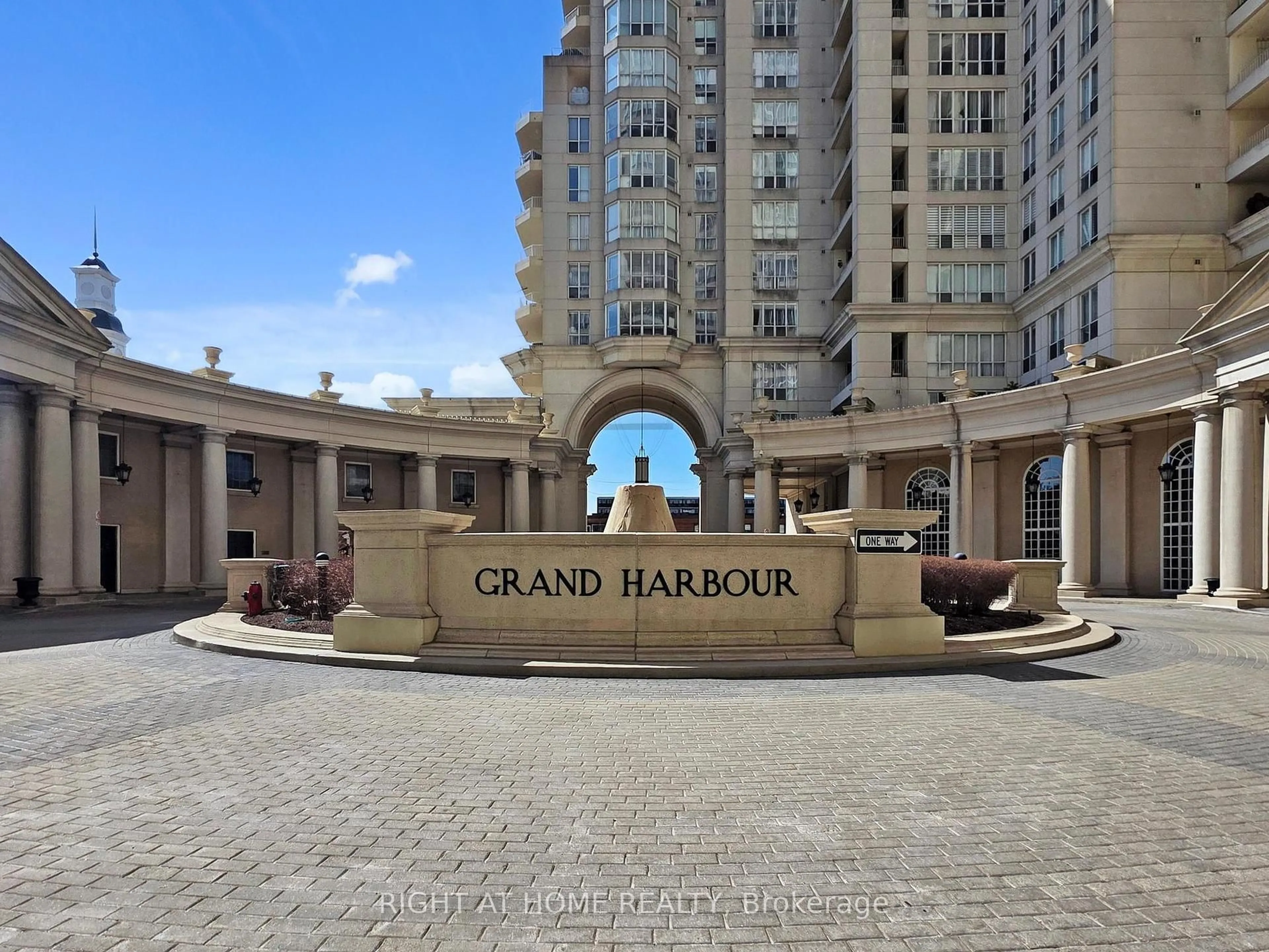 Indoor foyer for 2287 Lake Shore Blvd #Ph1501, Toronto Ontario M8V 3Y1