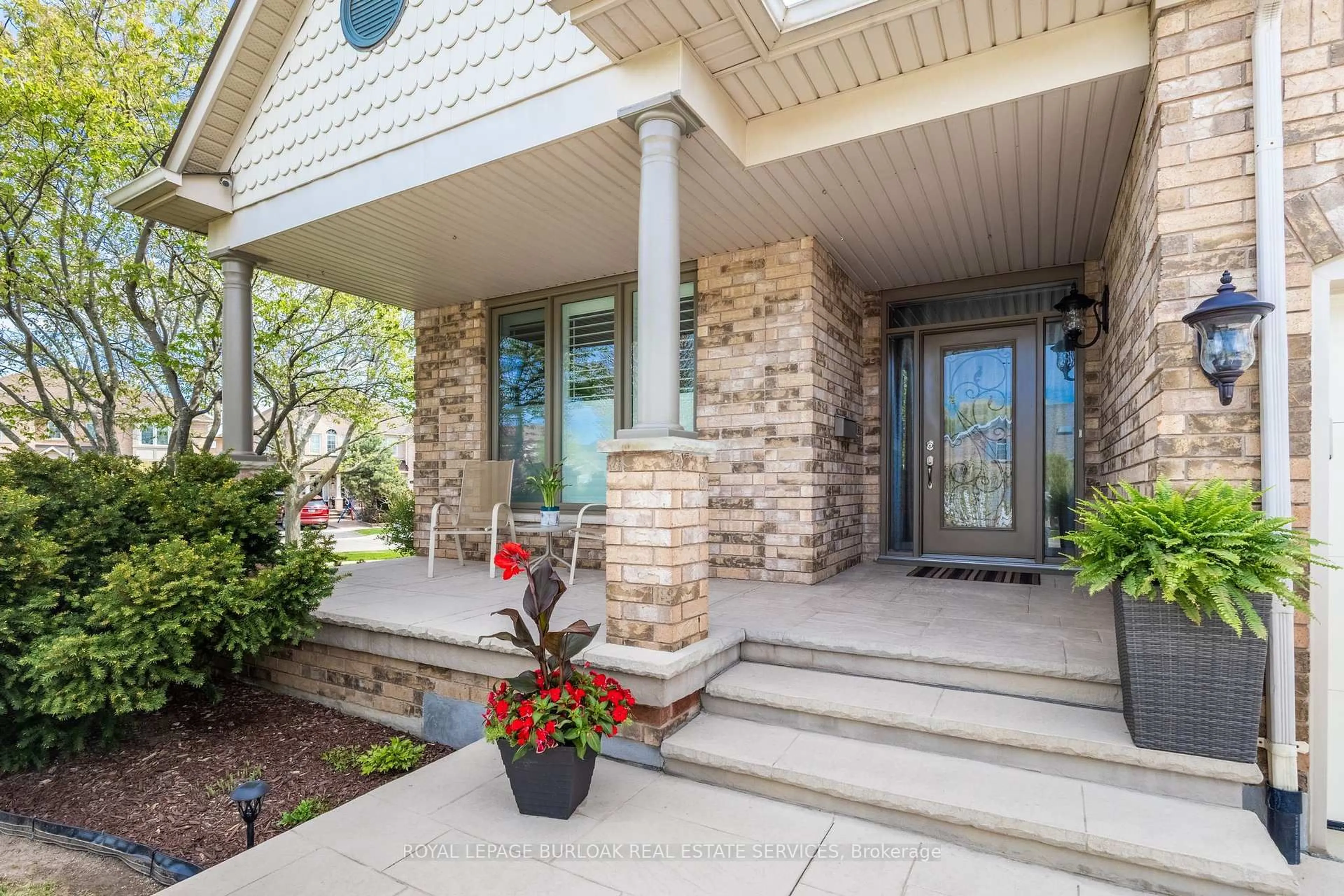 Indoor entryway for 2605 Armour Cres, Burlington Ontario L7M 4T3