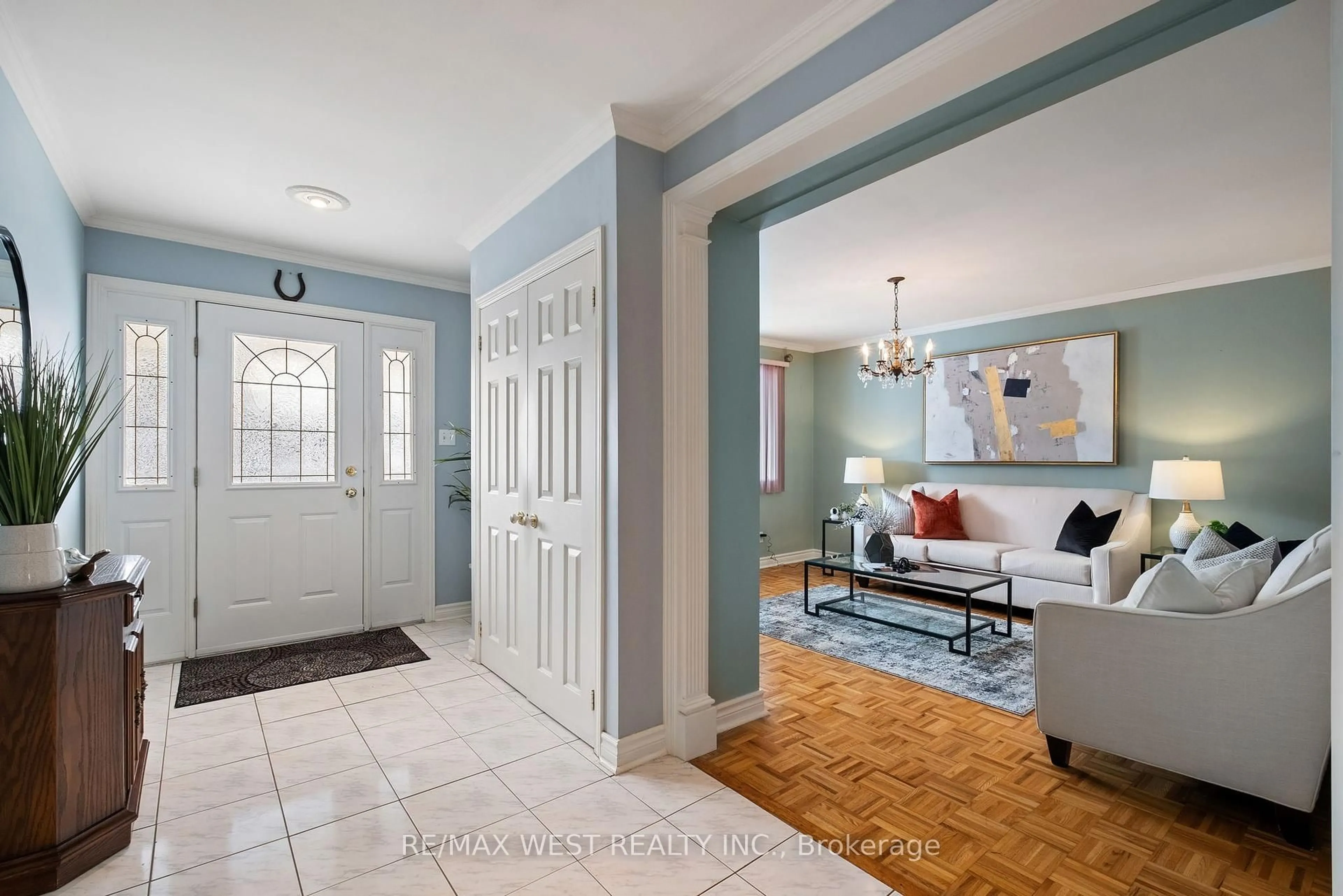 Indoor entryway for 1212 Glencairn Ave, Toronto Ontario M6B 2B5