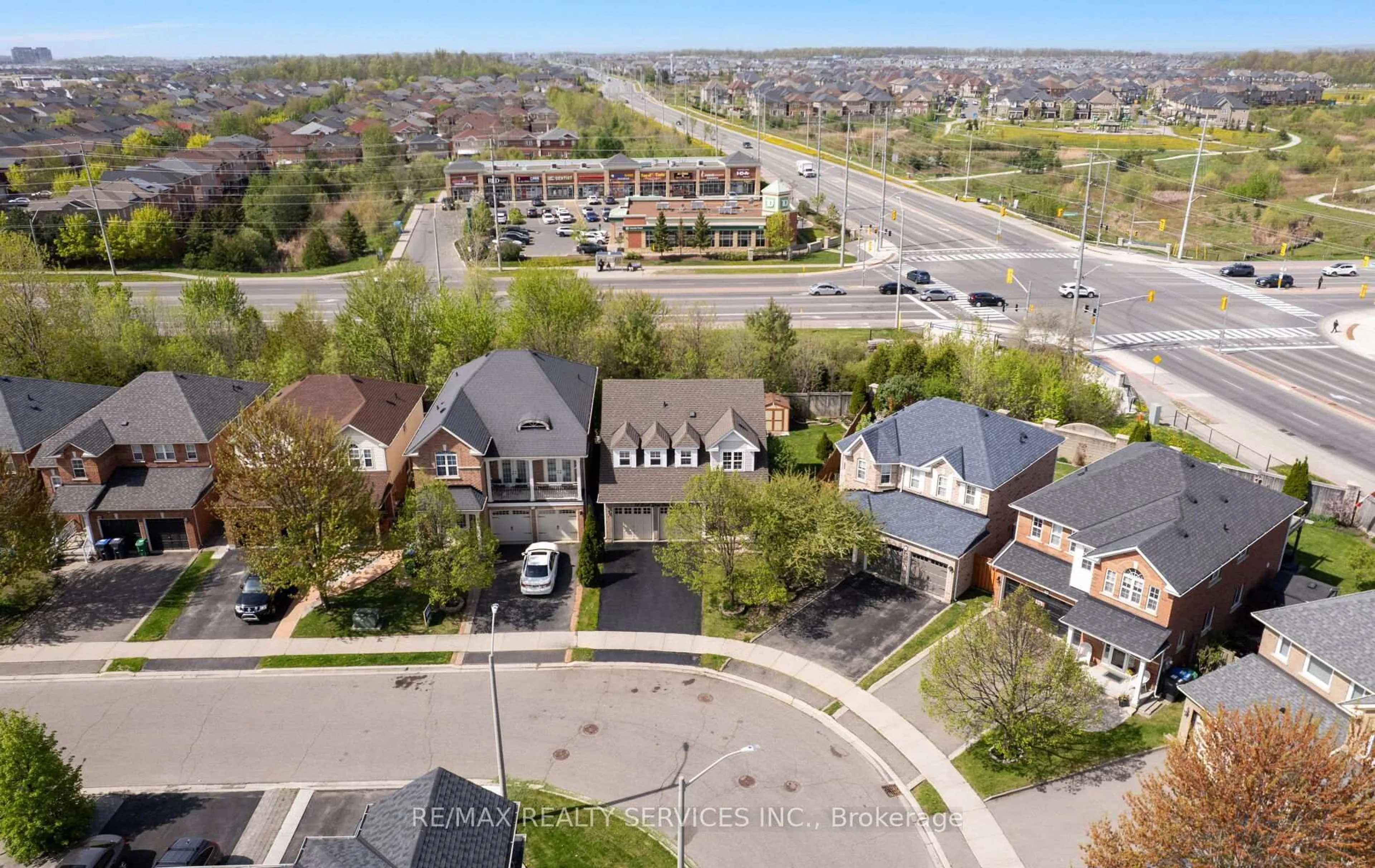 A pic from outside/outdoor area/front of a property/back of a property/a pic from drone, street for 74 Earl Grey Cres, Brampton Ontario L7A 2L2