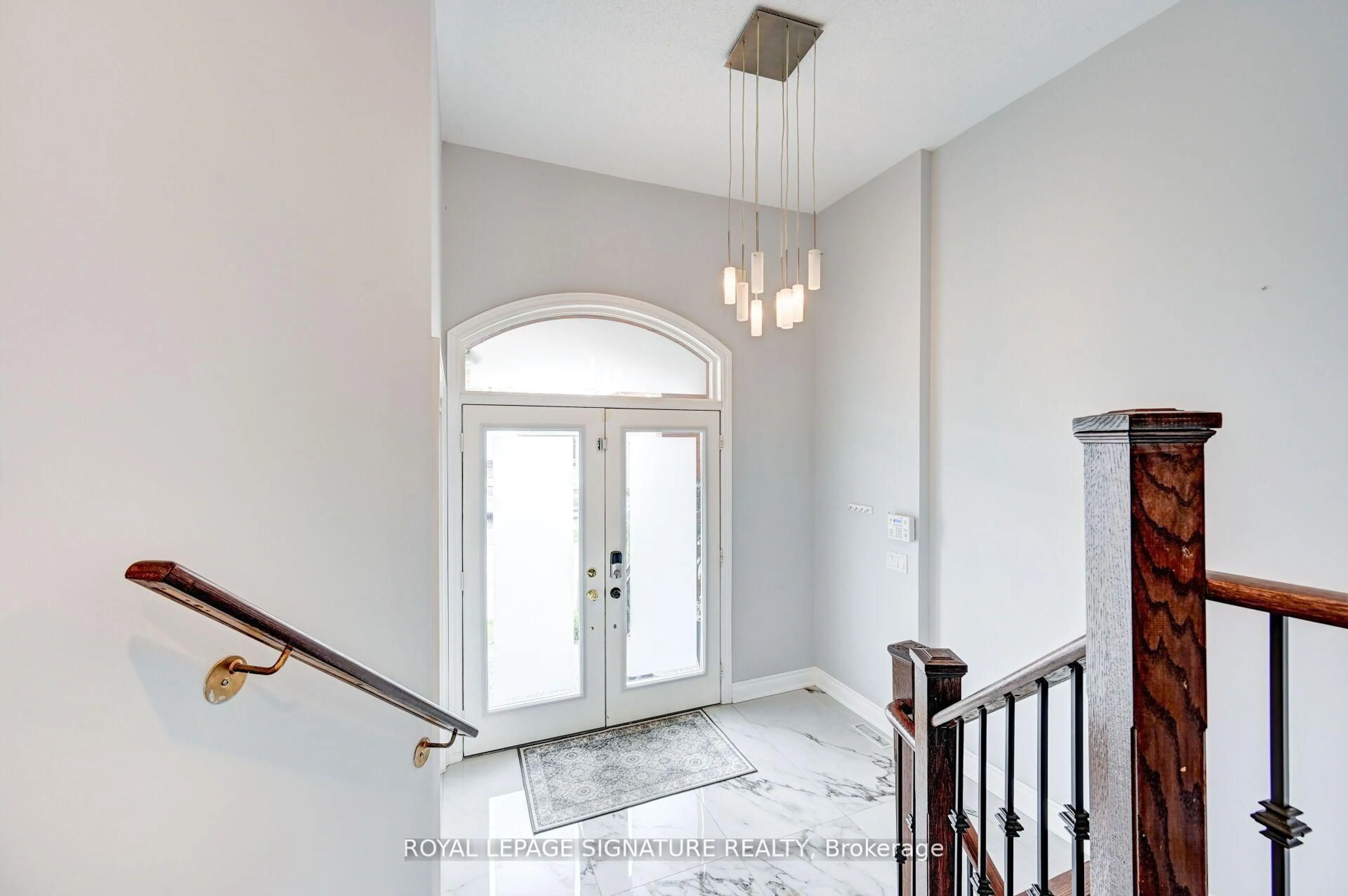 Indoor entryway for 1053 Eager Rd, Milton Ontario L9T 6T1