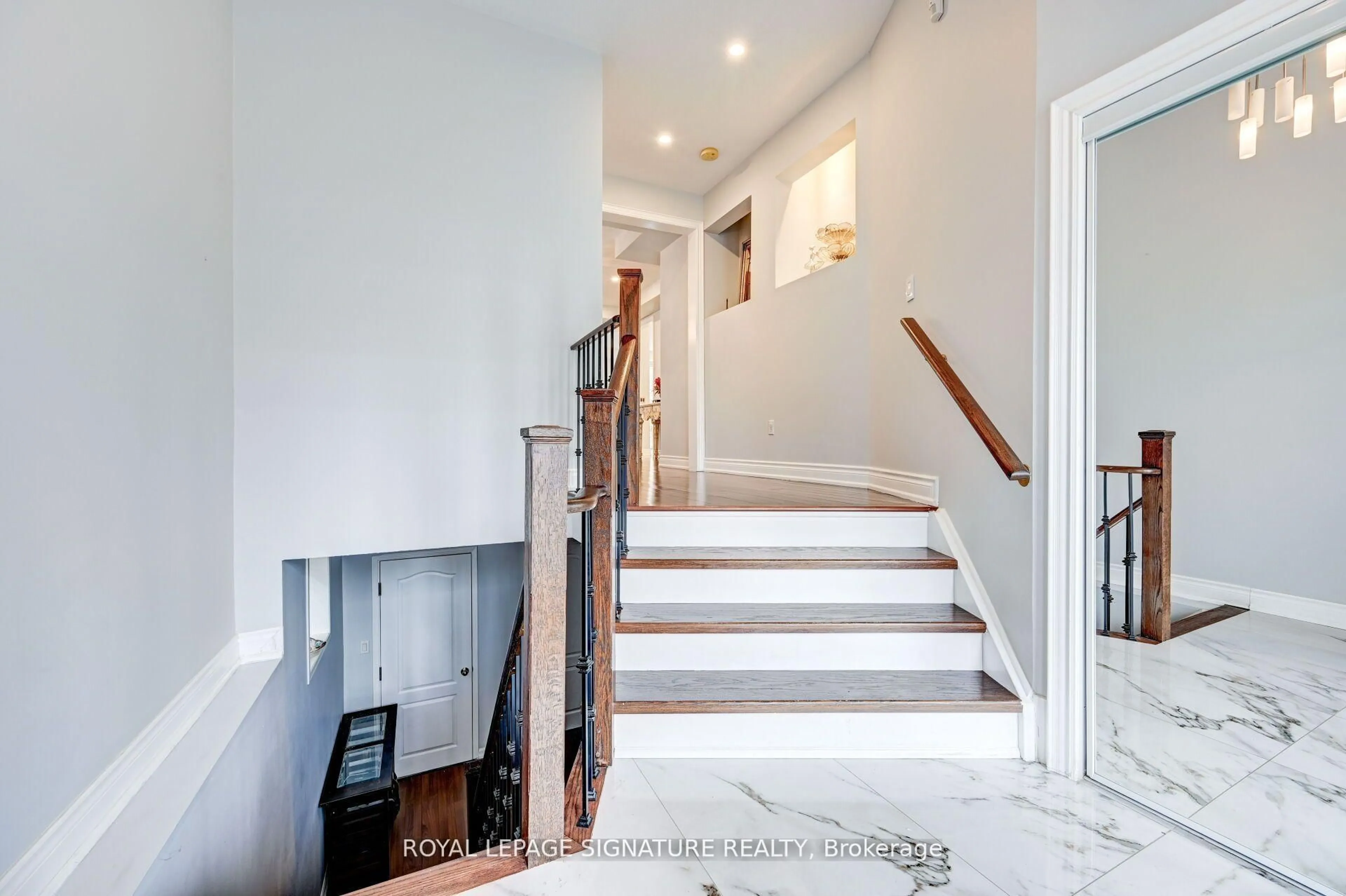 Stairs for 1053 Eager Rd, Milton Ontario L9T 6T1