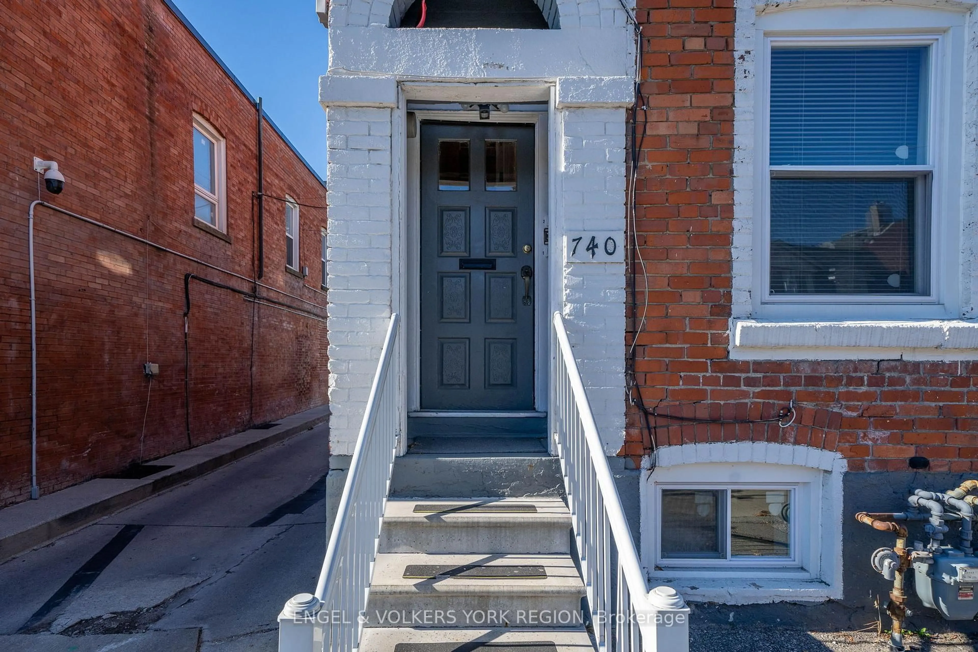 Unknown for 740 Lansdowne Ave, Toronto Ontario M6H 3Y8