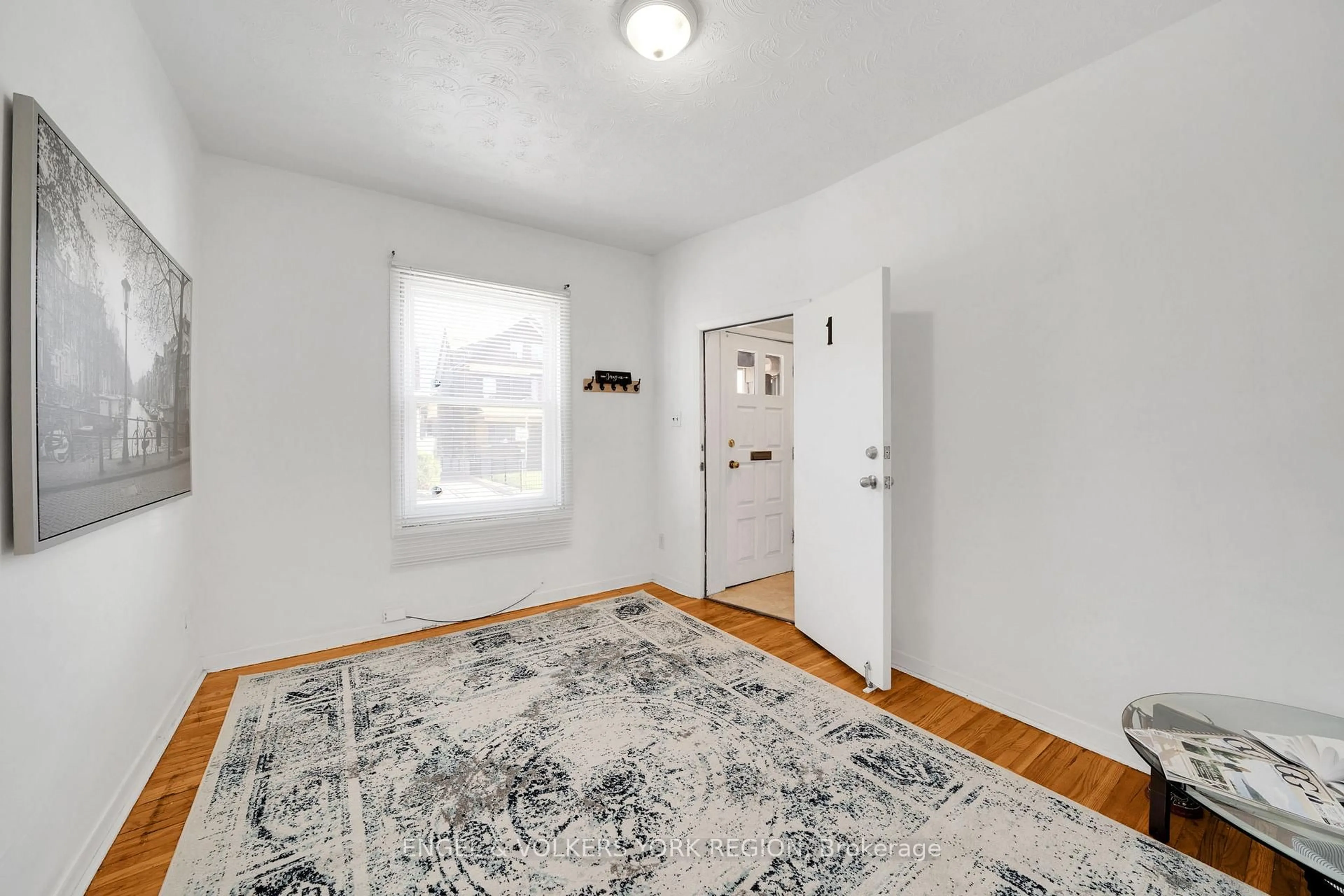 Indoor entryway for 740 Lansdowne Ave, Toronto Ontario M6H 3Y8
