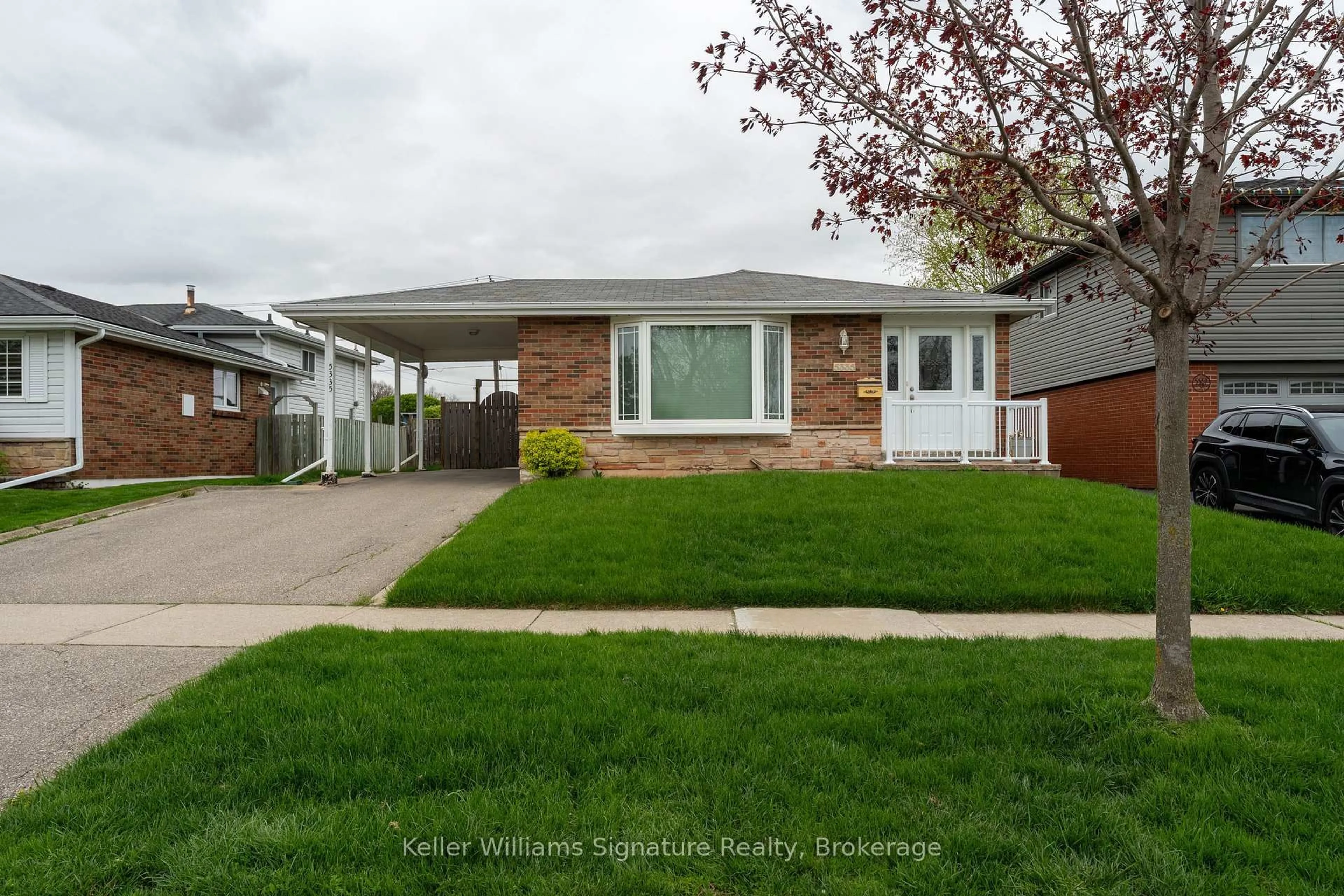 Home with vinyl exterior material, street for 5335 SALEM Rd, Burlington Ontario L7L 3X2