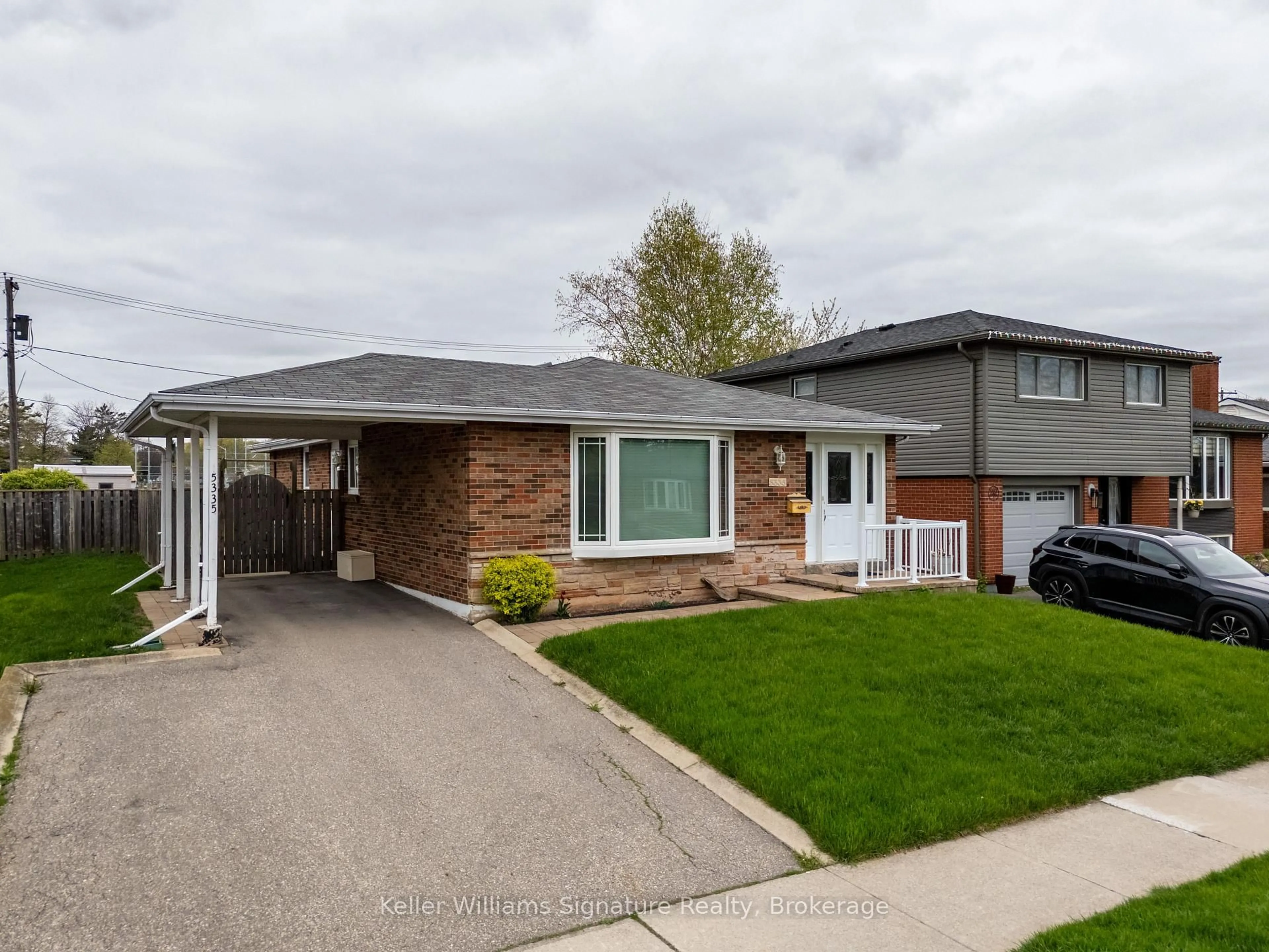 Home with vinyl exterior material, street for 5335 SALEM Rd, Burlington Ontario L7L 3X2
